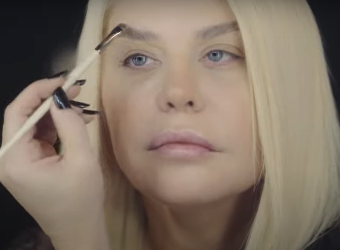 Loredana Groza, nemachiată în videoclipul melodiei sale „Diva de vis”. Cântă despre „femeia care nu poate fi sedusă cu gesturi de fațadă”