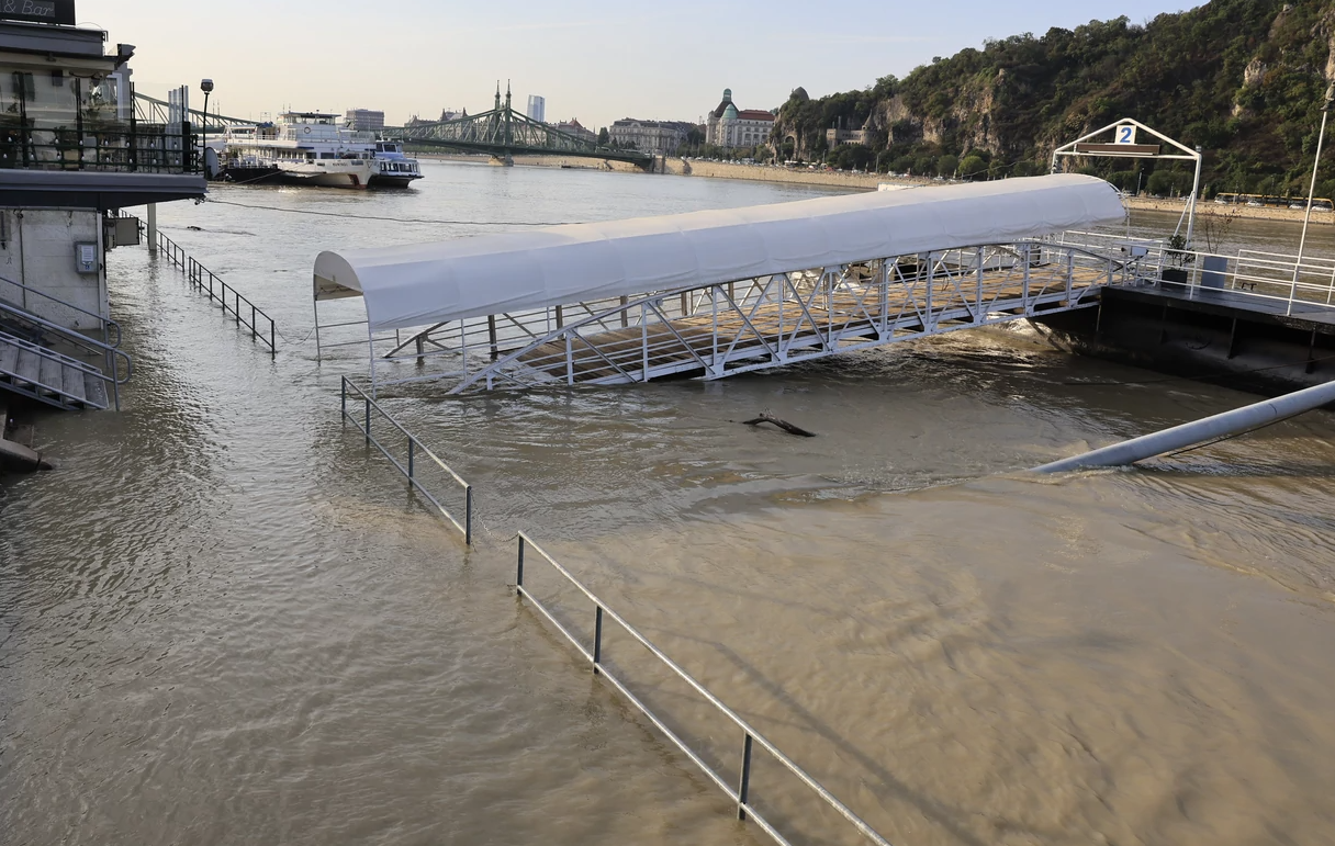 Dunărea a inundat cheiurile Budapestei, stare de alertă în capitala Ungaria. Orbán: „Suntem condamnați să cooperăm” | FOTO