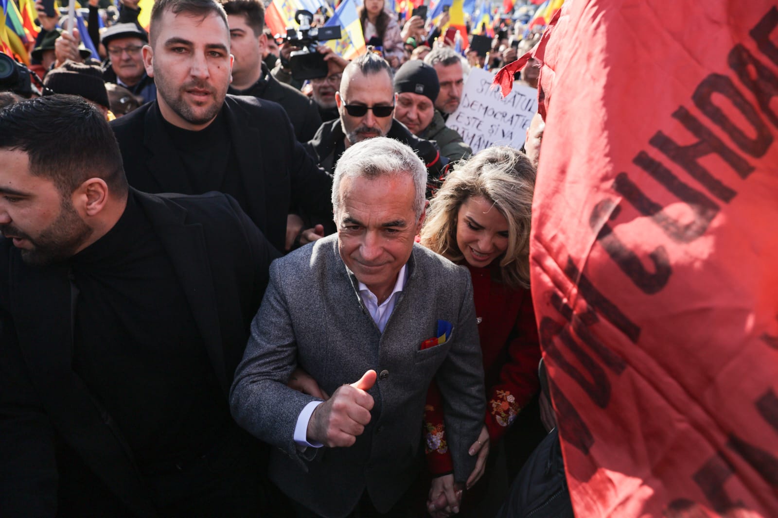 Călin Georgescu a fost înconjurat de mii de oameni la „Marea Horă a Unirii Neamului”: „Suntem legați pentru totdeauna ca frați și surori”