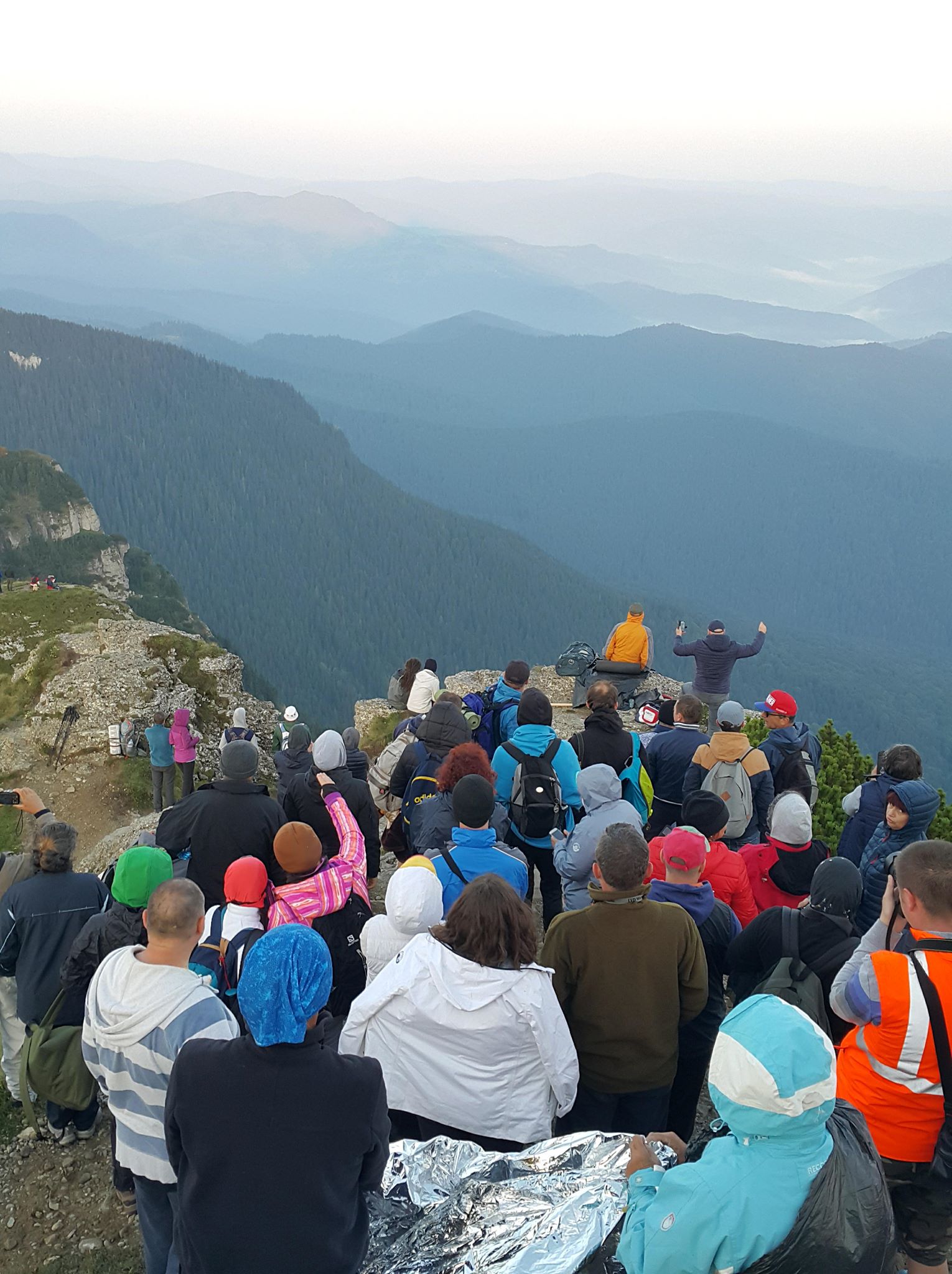 Fenomenul piramidei holografice din Ceahlău, admirat luni de sute de turiști |FOTO