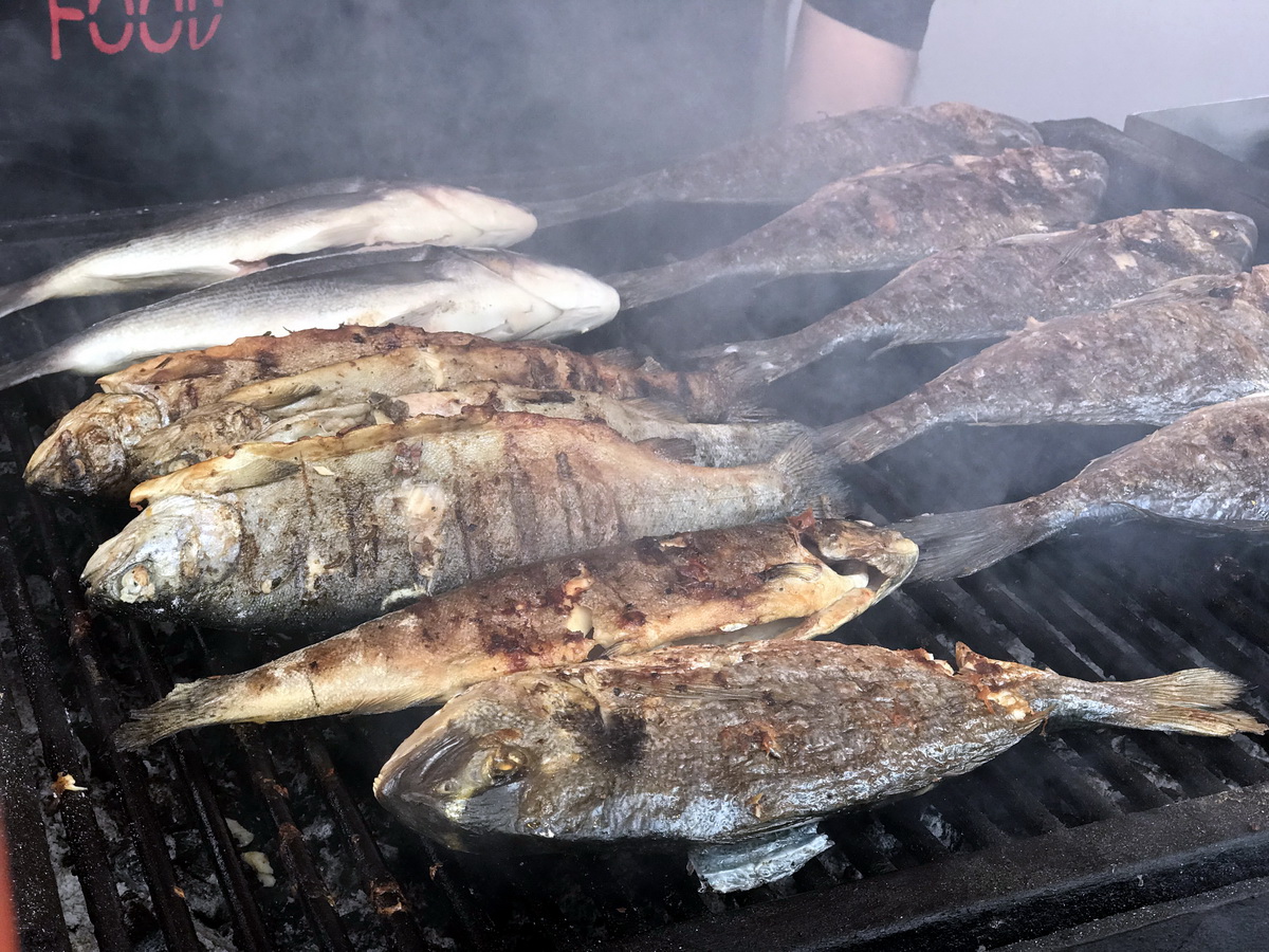 FOTO | Sfârâie grătarele! Peste 100 de sortimente de pește îi așteaptă pe gurmanzi la „Festivalul Pescăresc” din Parcul Național din București