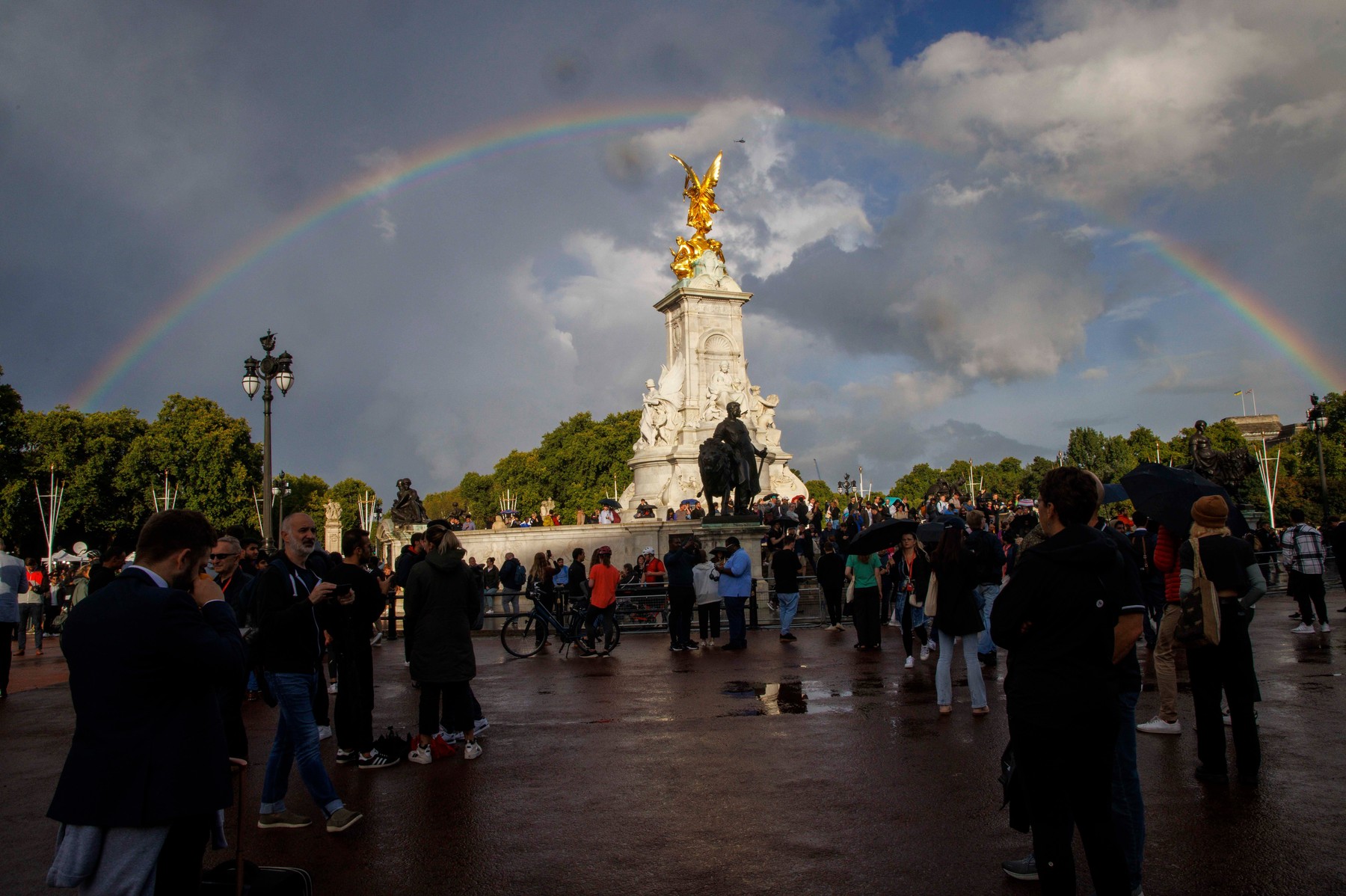 Curcubeu dublu deasupra Palatului Buckingham, după moartea Reginei Elisabeta a II-a