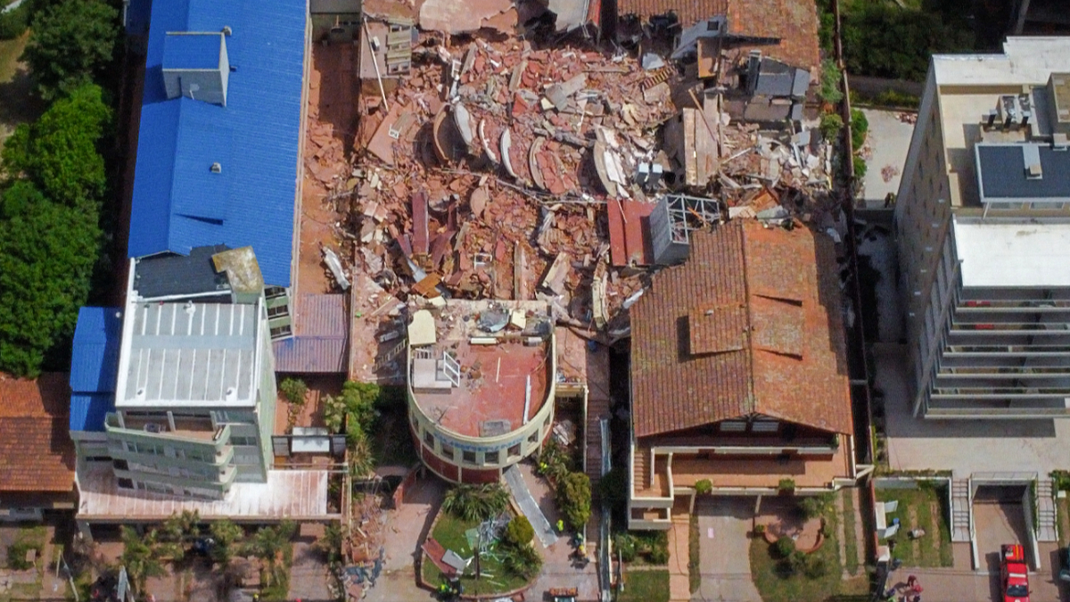 Hotel de 10 etaje fără autorizații, prăbușit în Argentina. Mai mulți oameni sunt prinși sub dărâmături | VIDEO