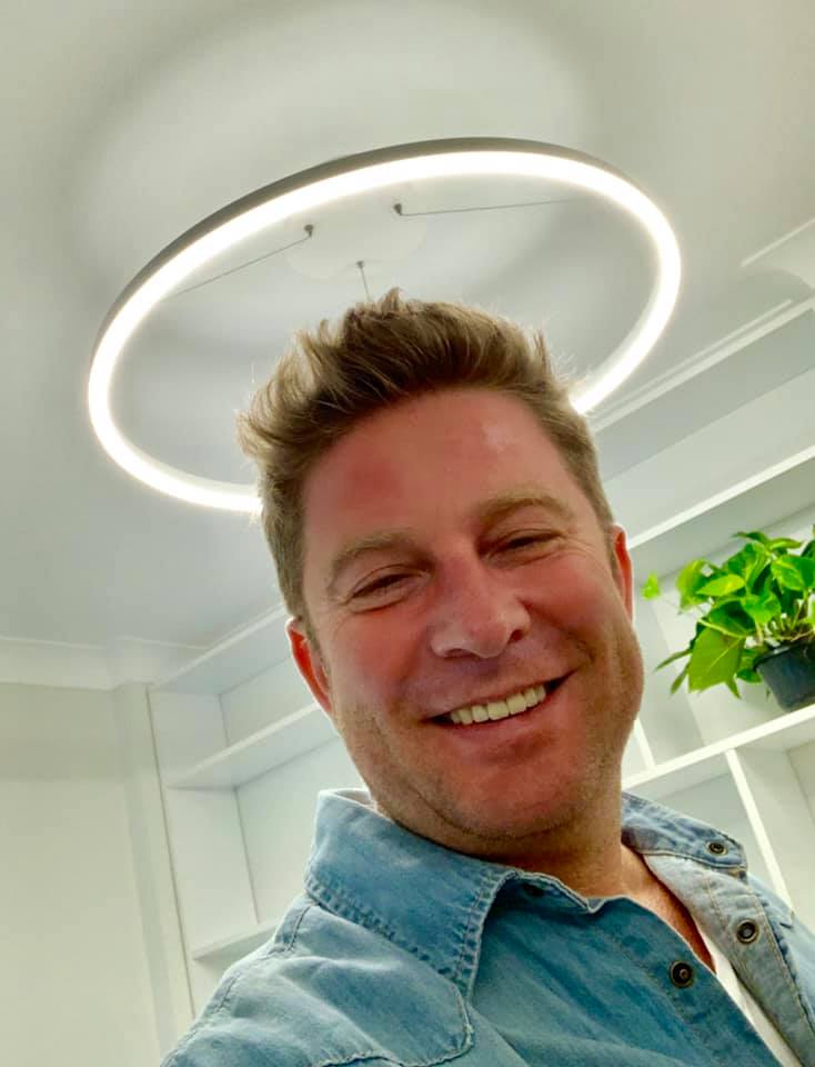 Pavel Bartoș se bucură două luni de bradul de Crăciun. “Îl ținem până aproape de ziua mea”
