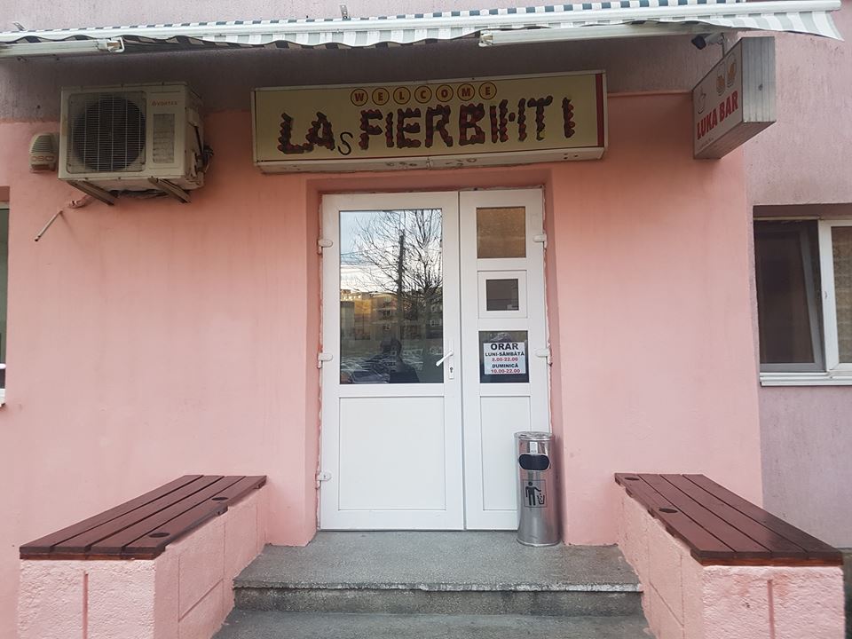 FOTO/Bar „Las Fierbințí”, deschis la Alba Iulia. Pereţii tapetaţi cu poze cu Celentano, Bobiţă, Firicel şi alte personaje din celebrul serial