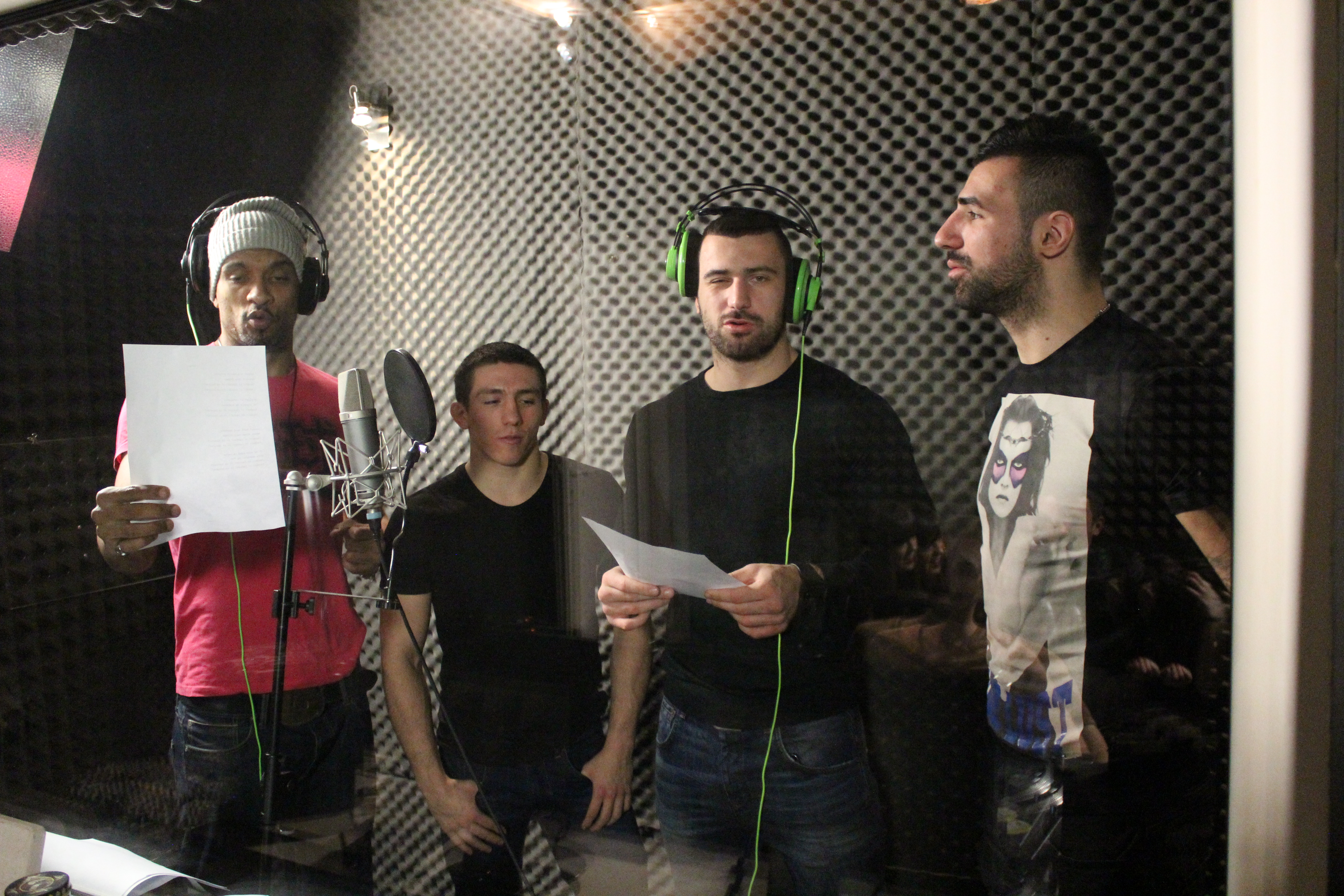 EXCLUSIV / Primiți cu colindul? Luptătorii Superkombat au intrat în studio! GALERIE FOTO&VIDEO
