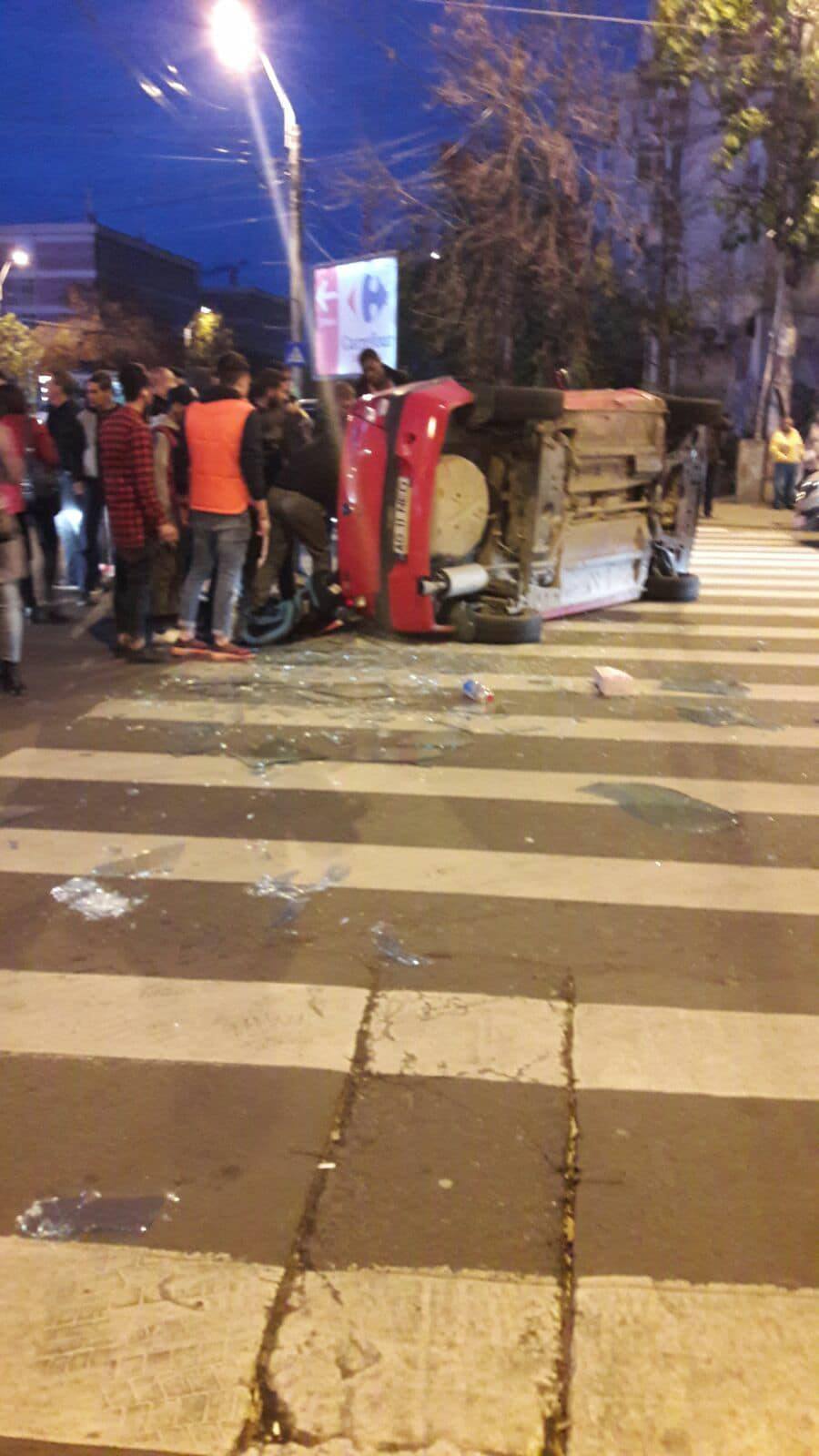 VIDEO / EXCLUSIV / Accident spectaculos în București. Un șofer s-a dat cu mașina peste cap