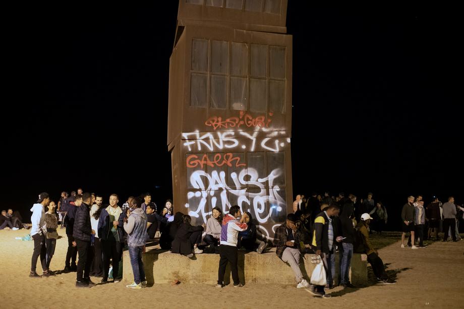 Mii de petrecăreți, goniți de poliție în Barcelona, din centru și de pe plajă, în primul weekend fără stare de urgență