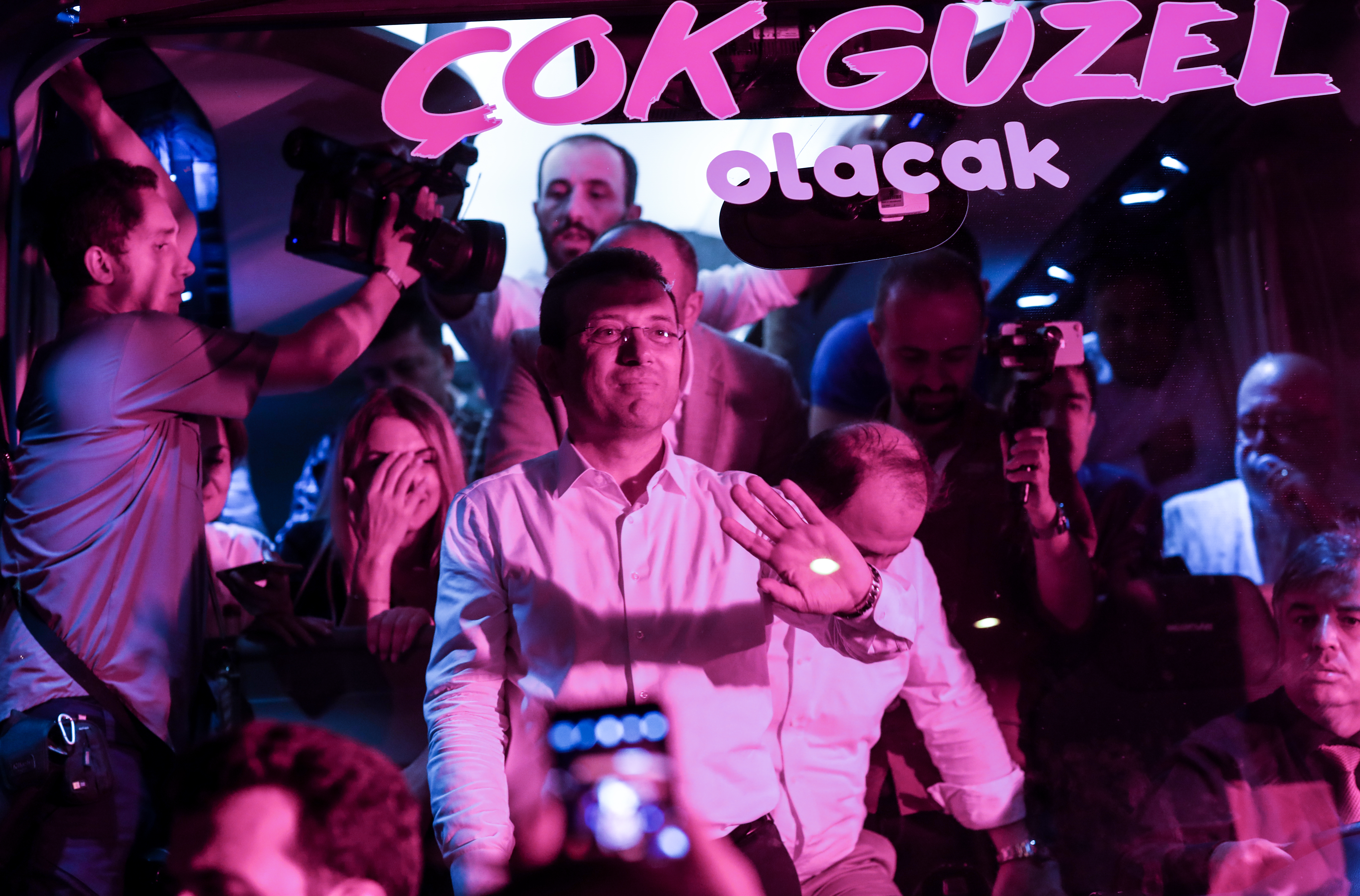 Zeci de mii de oameni au sărbătorit în stradă victoria opoziției la alegerile locale din Istanbul. Erdogan l-a felicitat pe câștigător