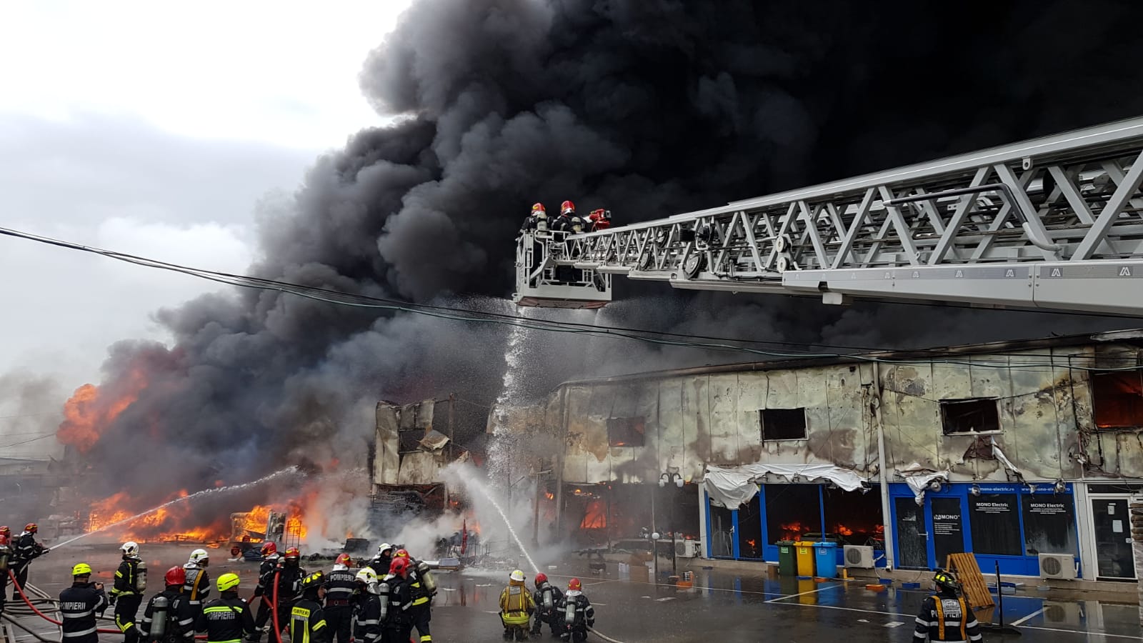 FOTO&VIDEO / Incendiu violent la un depozit de mase plastice și vopseluri de lângă București. Trei persoane au ajuns la spital