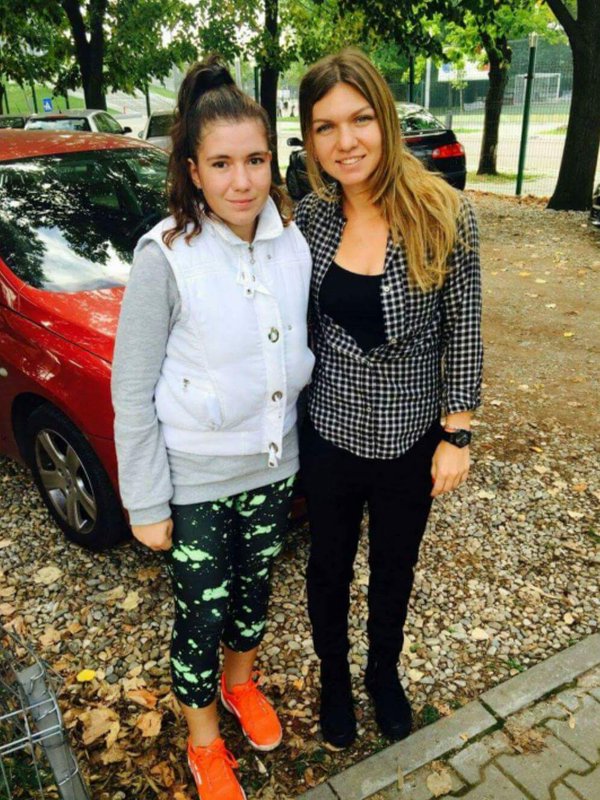 Simona Halep petrece Crăciunul la Constanța. Campioana s-a revăzut cu colegii din școala generală / GALERIE FOTO