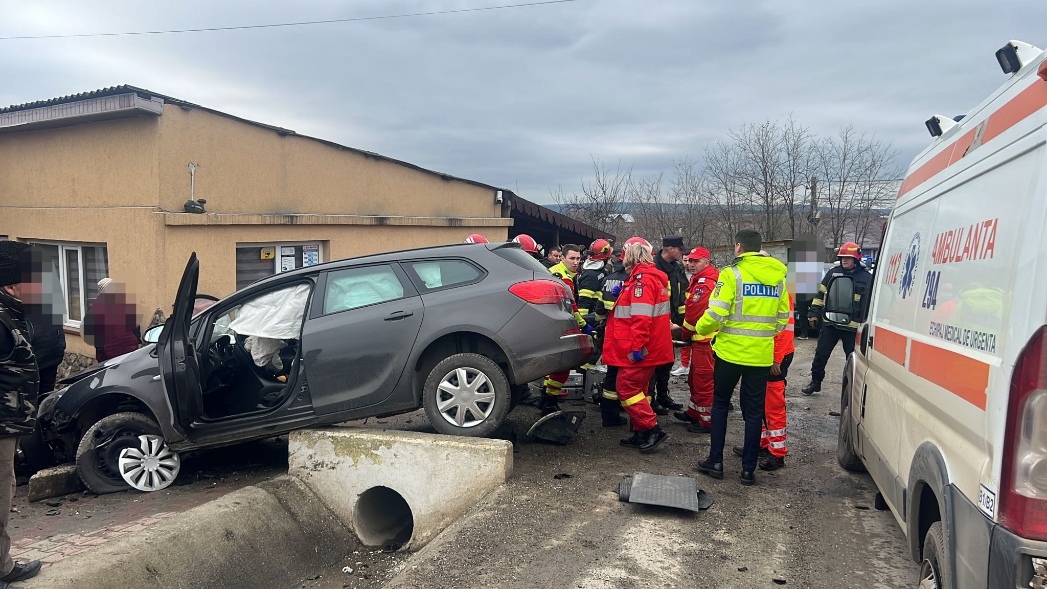 Cinci persoane au fost rănite după ce o mașină şi o ambulanţă s-au ciocnit în Iași