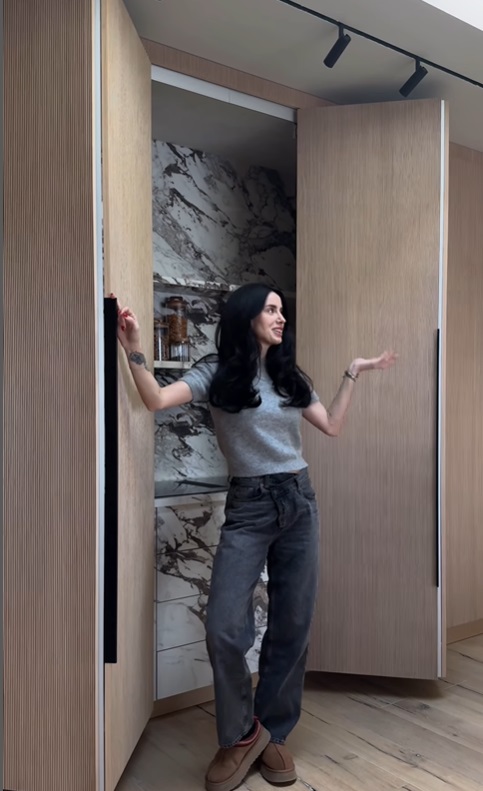 Imagini cu bucătăria Ioanei Grama, care se transformă într-un singur dulap: „Nu este o mobilă ieftină. Prețul diferă în funcție de mărime, materiale”