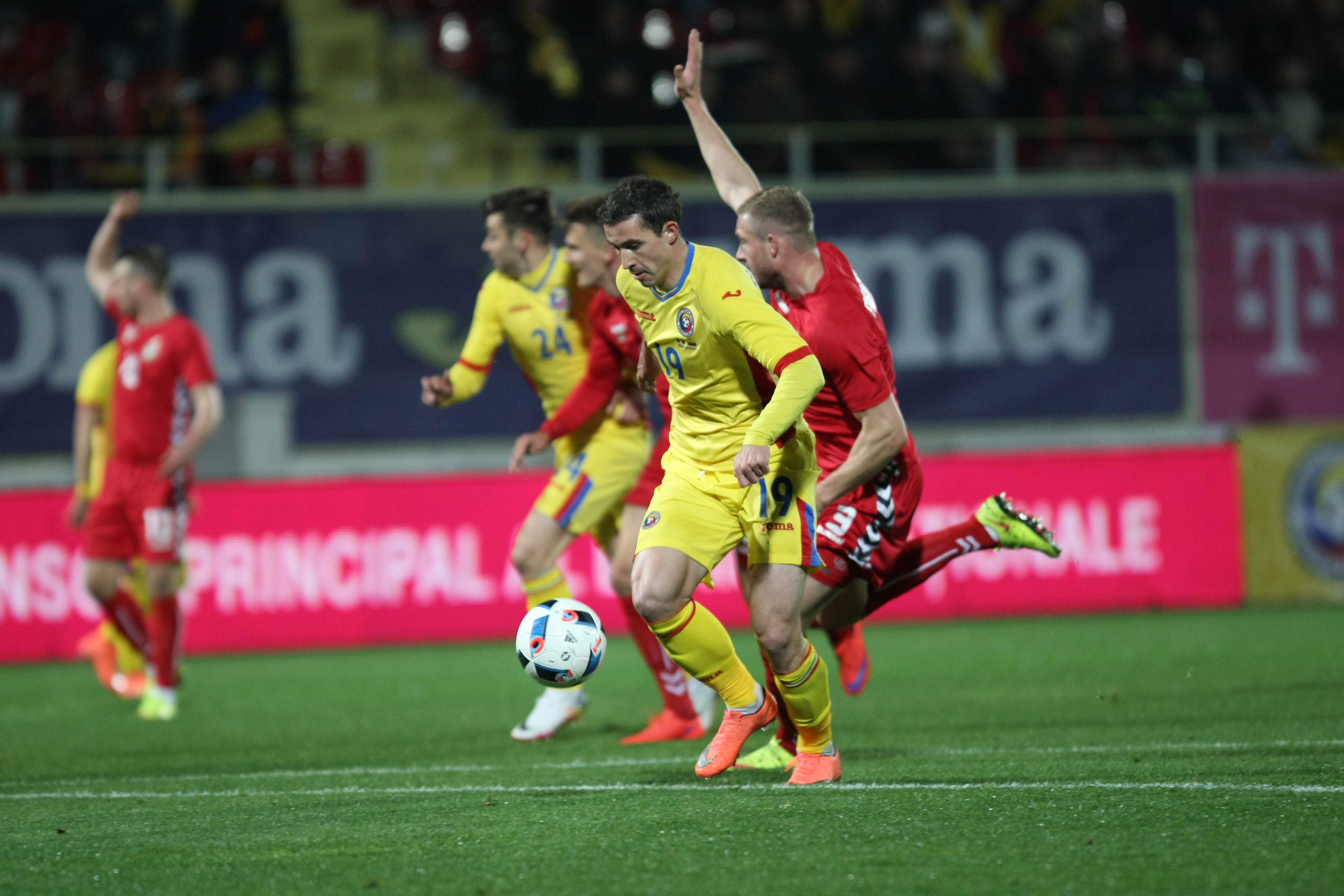 România - Lituania 1-0. Puiule, el e Dumnezeul tău! Selecționerul a pupat icoane, fiind salvat de debutantul Nicușor Stanciu, un jucător despre care spunea că nu l-a impresionat în tricoul Stelei!