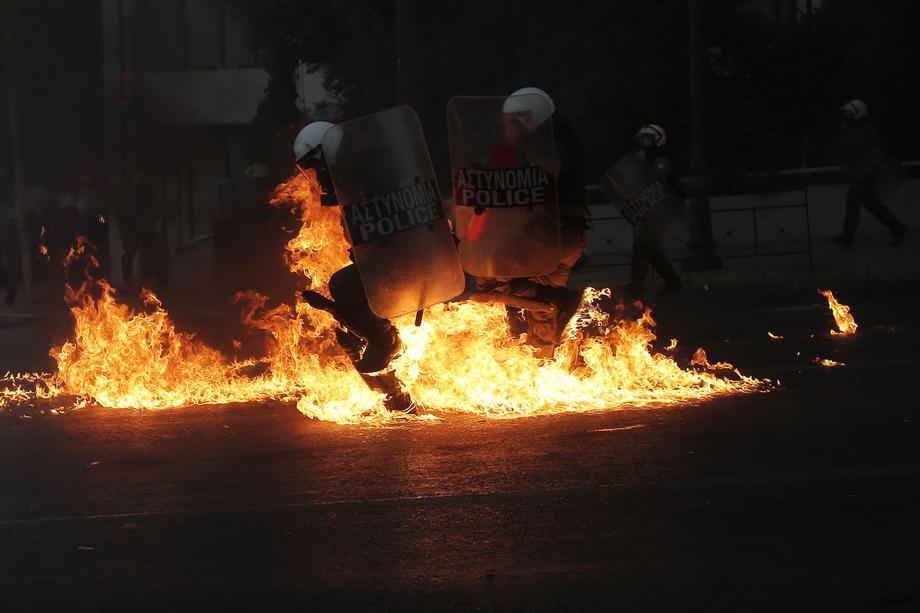 Violențe la Atena. Poliția a folosit gaze lacrimogene împotriva protestatarilor