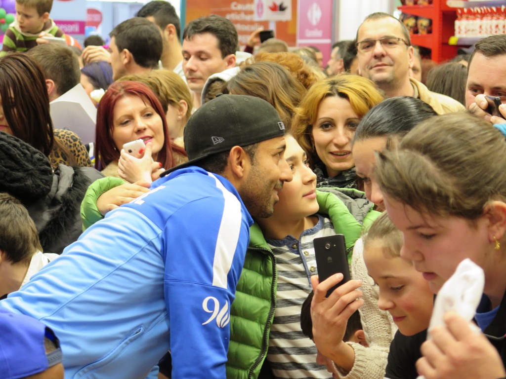 De Ziua Femeii, ”lupii” au oferit flori și bilete la meci doamnelor și domnișoarelor din Ploiești