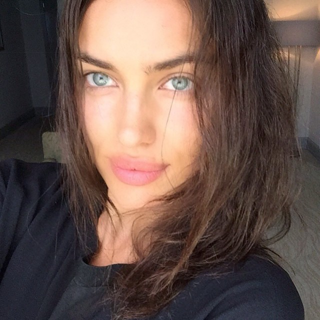 Irina Shayk, în sânii goi pe plajă! Se distrează cu un bărbat ca să îi facă în ciudă lui Ronaldo / GALERIEFOTO&VIDEO