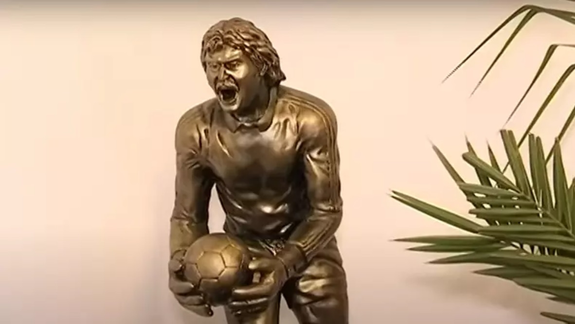Imagini din casa în care a locuit Helmut Duckadam cu soția Alexandra și fiica Julianne. În vilă are și „scara președinților”