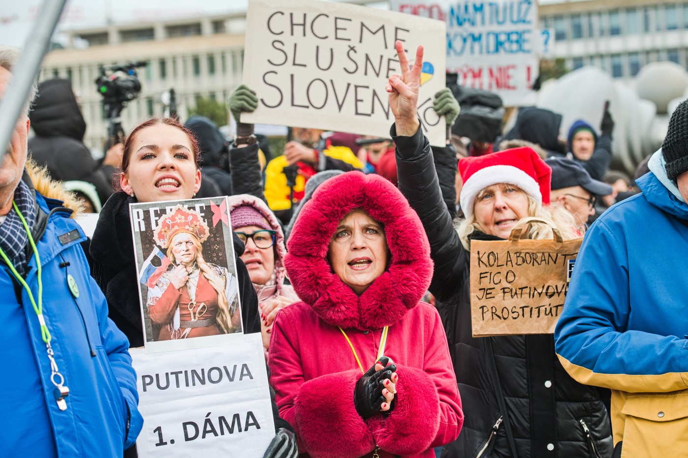 Mii de oameni au protestat în Bratislava, după ce premierul Robert Fico s-a întâlnit cu Vladimir Putin: „Gata cu Rusia”