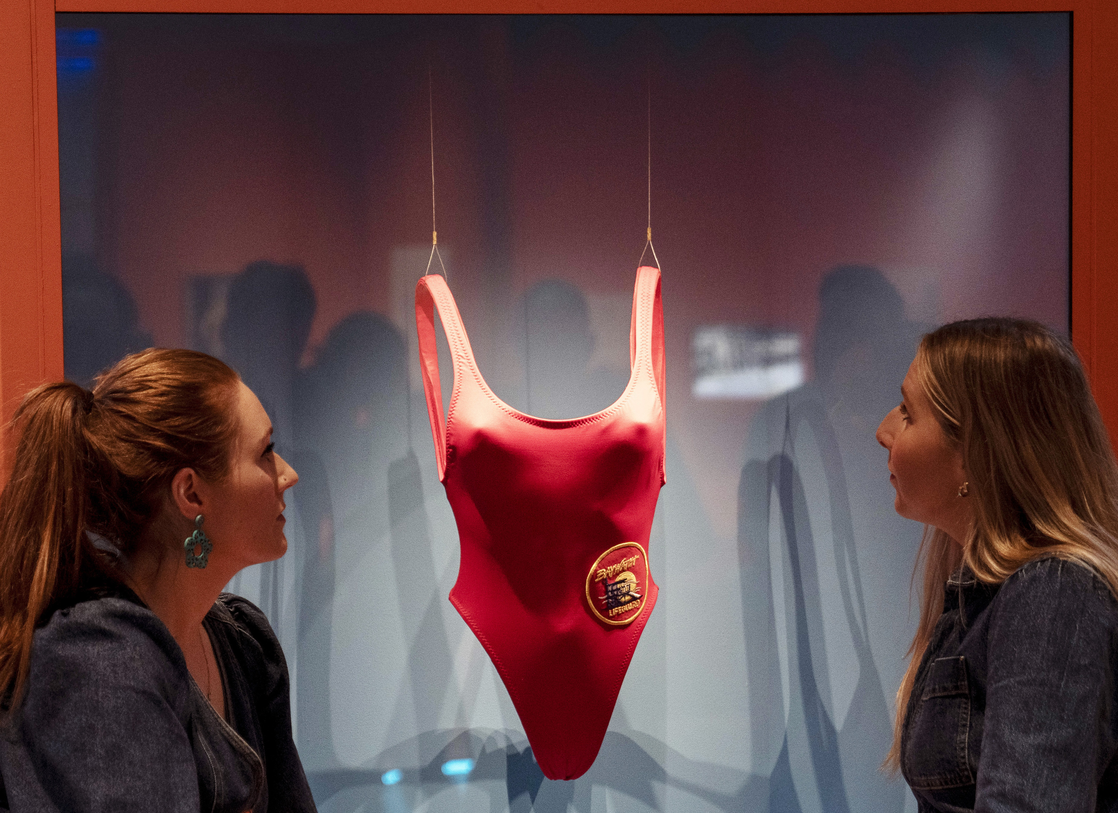 Celebrul costum de baie al Pamelei Anderson din „Baywatch” a fost expus la Londra: „E piesa centrală”
