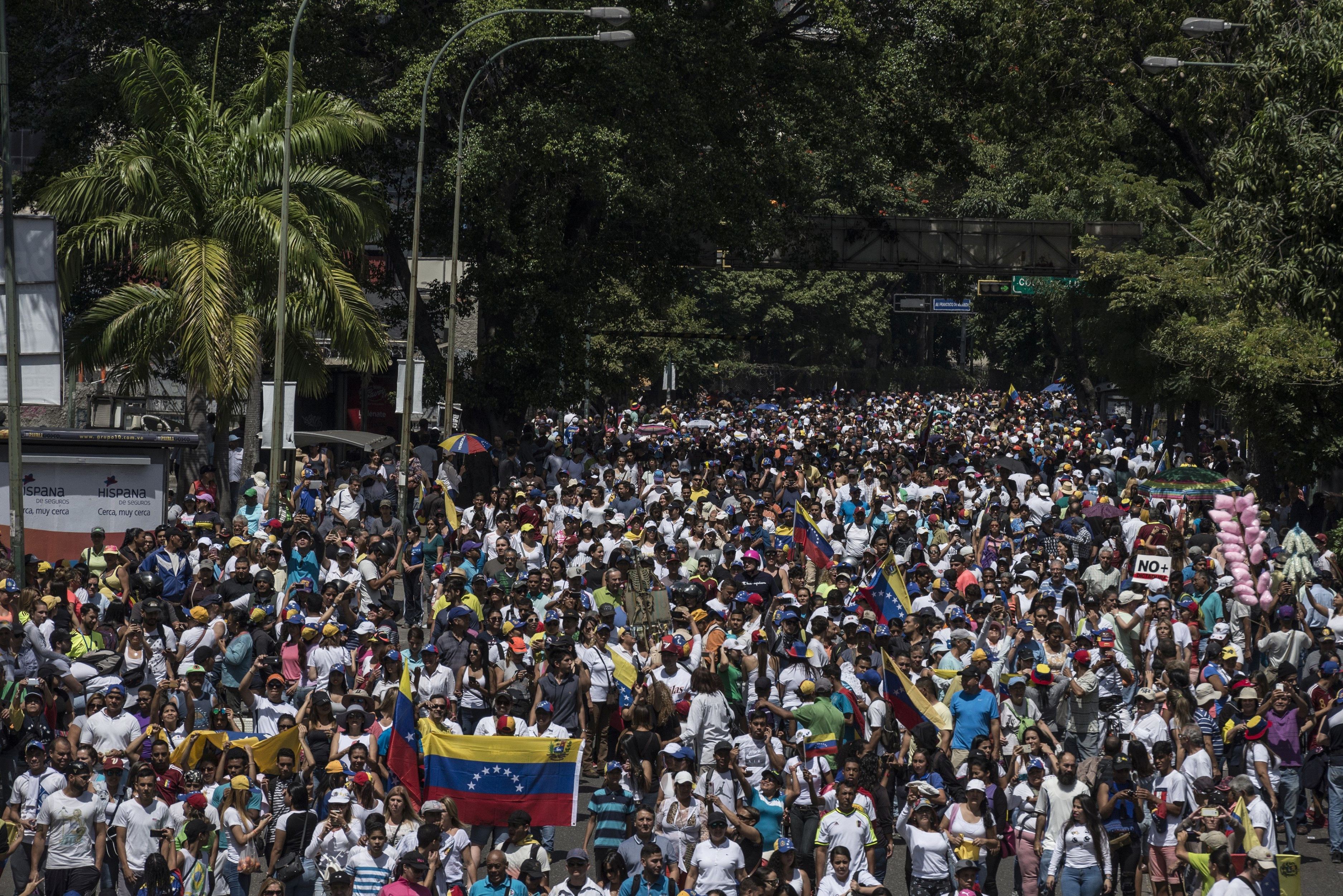 Criza din Venezuela | Străzile din Caracas, ocupate de susținătorii lui Guaido și Maduro. FOTO