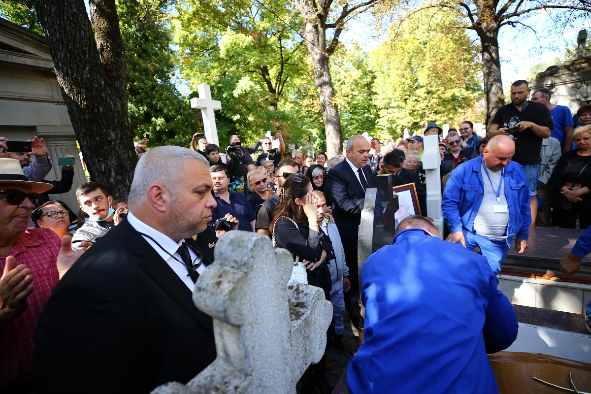 Alexandru Arşinel a fost înmormântat duminică la Cimitirul Bellu. 300 de persoane l-au condus pe actor pe ultimul drum