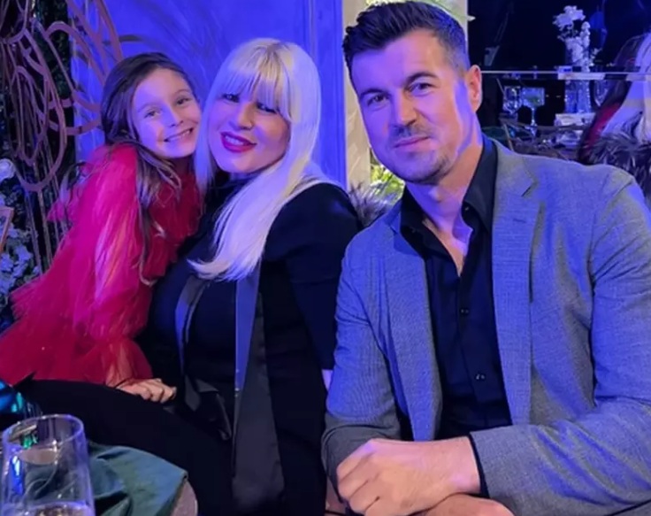 Elena Udrea, apariție spectaculoasă în rolul de nașă. Imagini cu rochia roșie cu trenă aleasă pentru marele eveniment