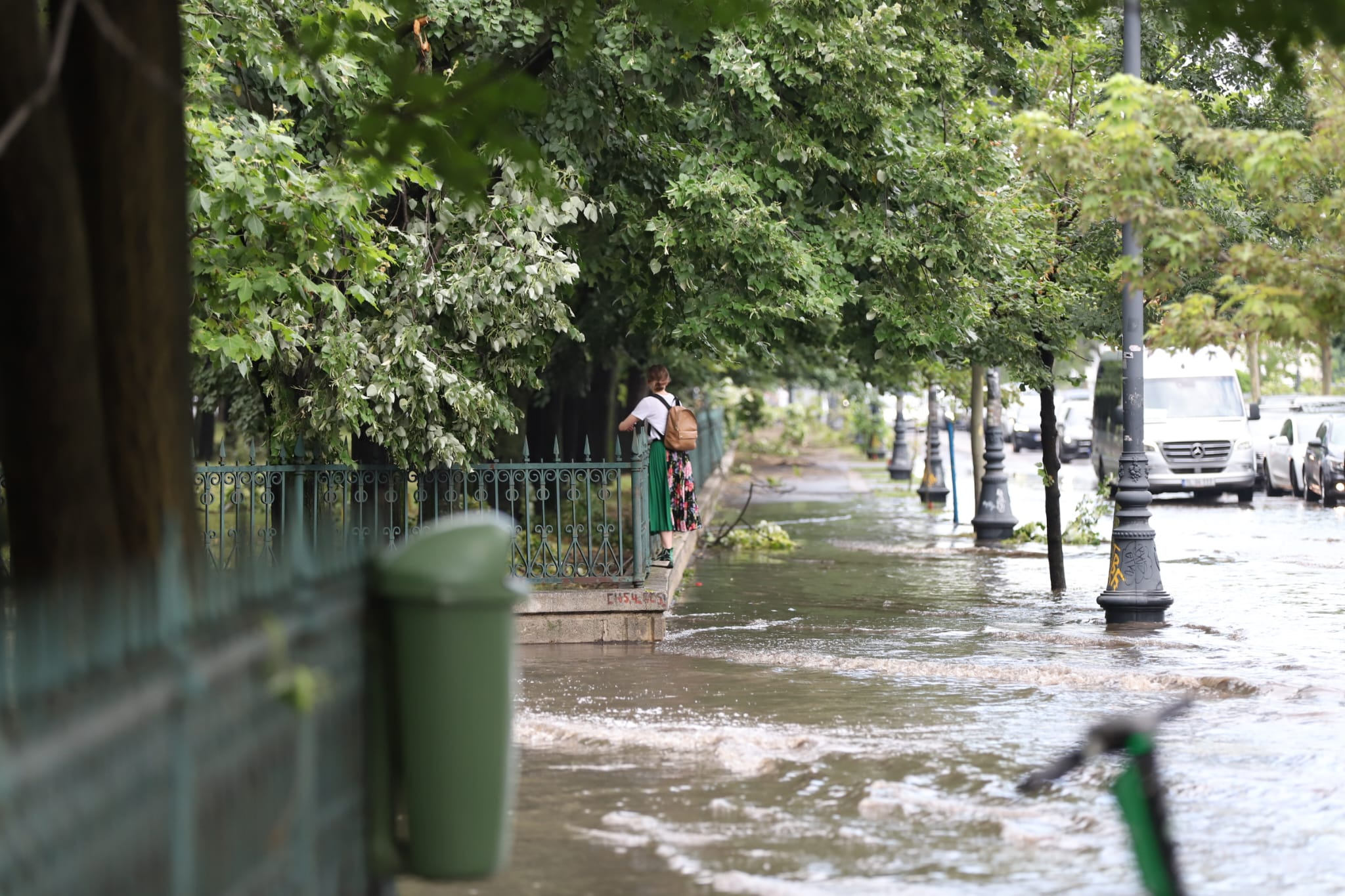 Bilanț negru al potopului în București și Ilfov: 1.000 de copaci căzuți, sute de case inundate, 456 de mașini distruse. Stația Piața Victoriei 2 rămâne închisă
