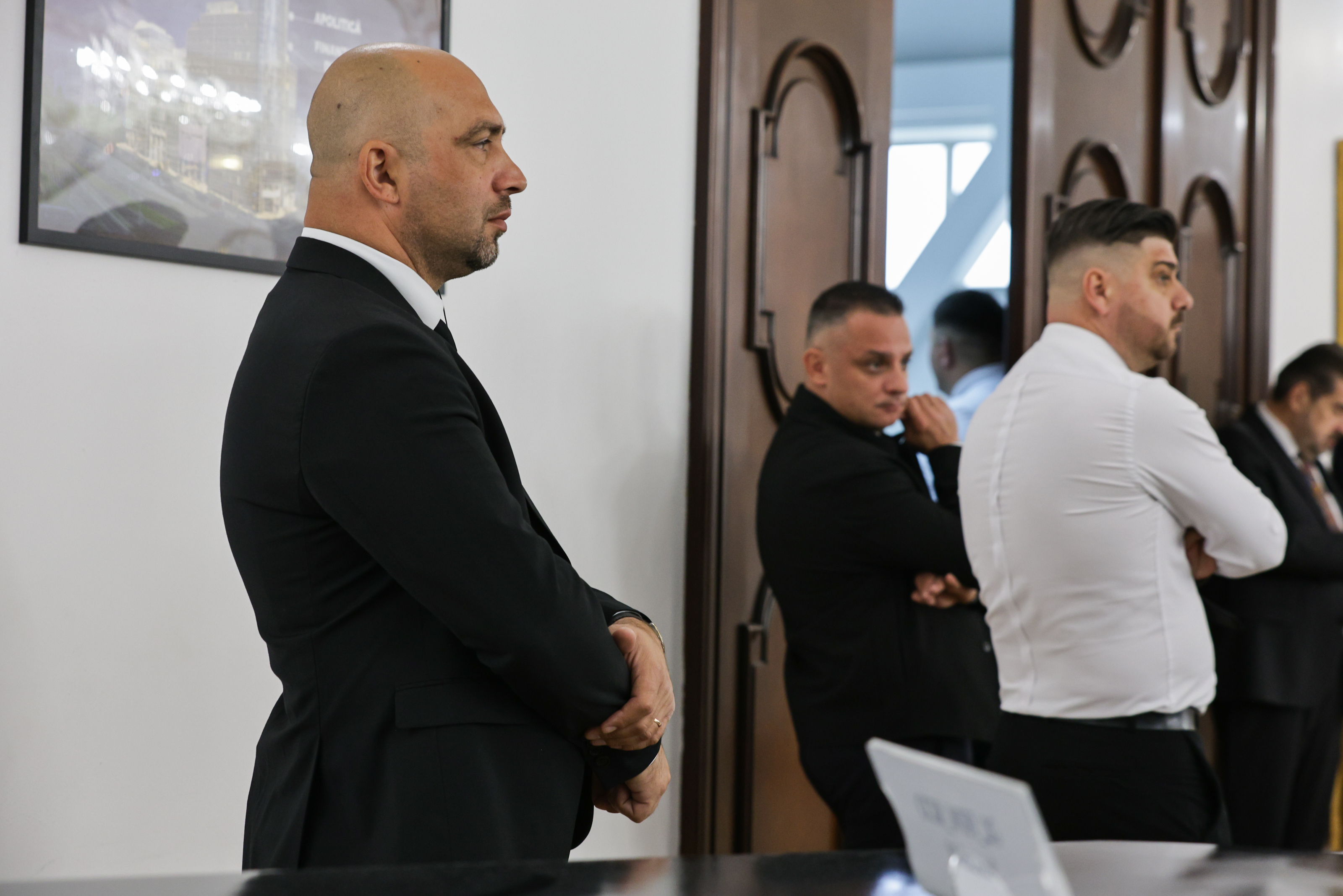 Cultul personalității la George Simion: de la „armata” care-l păzește de jurnaliști la autopromovarea insistentă a întâlnirilor cu lideri europeni REPORTAJ