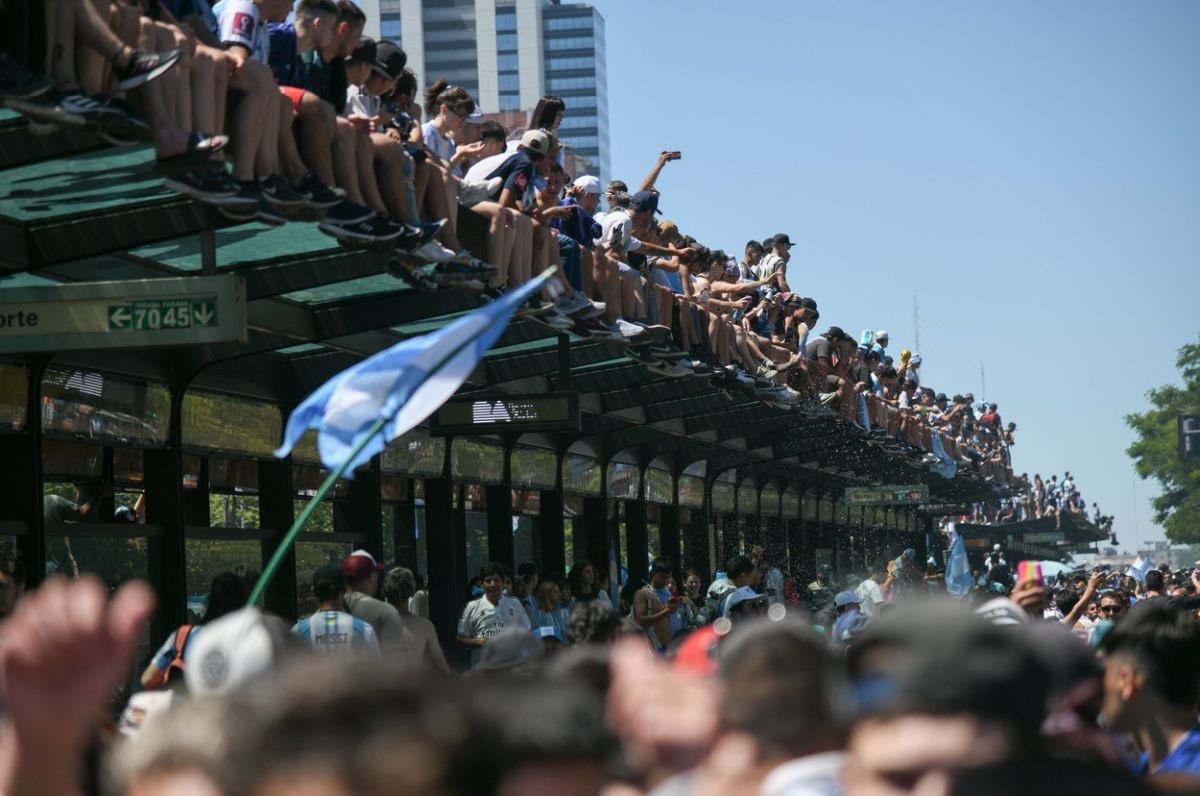 Ciocniri între polițiști și fani la sărbătoarea din Buenos Aires cu peste 5 milioane de oameni pe străzi. Cel puțin 21 de răniți și 14 persoane arestate