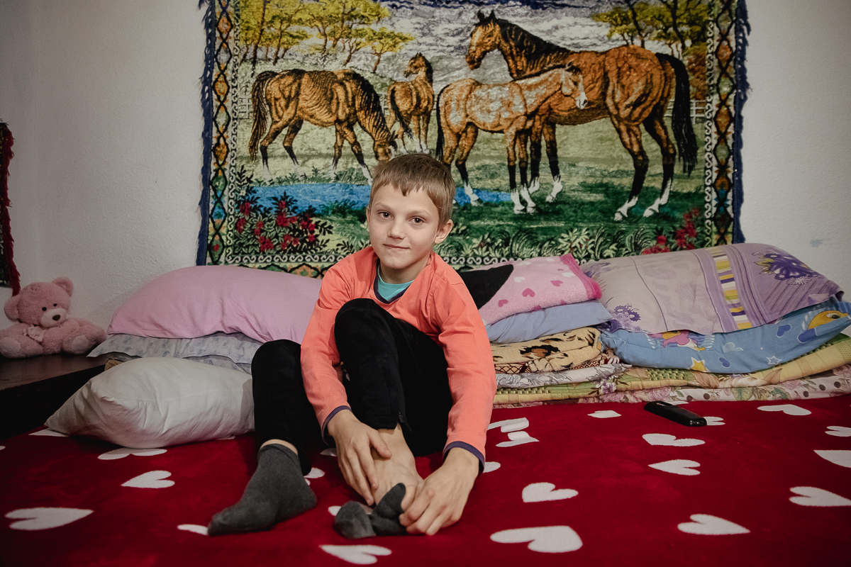 REPORTAJ. Noul proiect caritabil al părintelui Balaban: casă renovată pentru o familie cu patru copii, dintre care unul bolnav