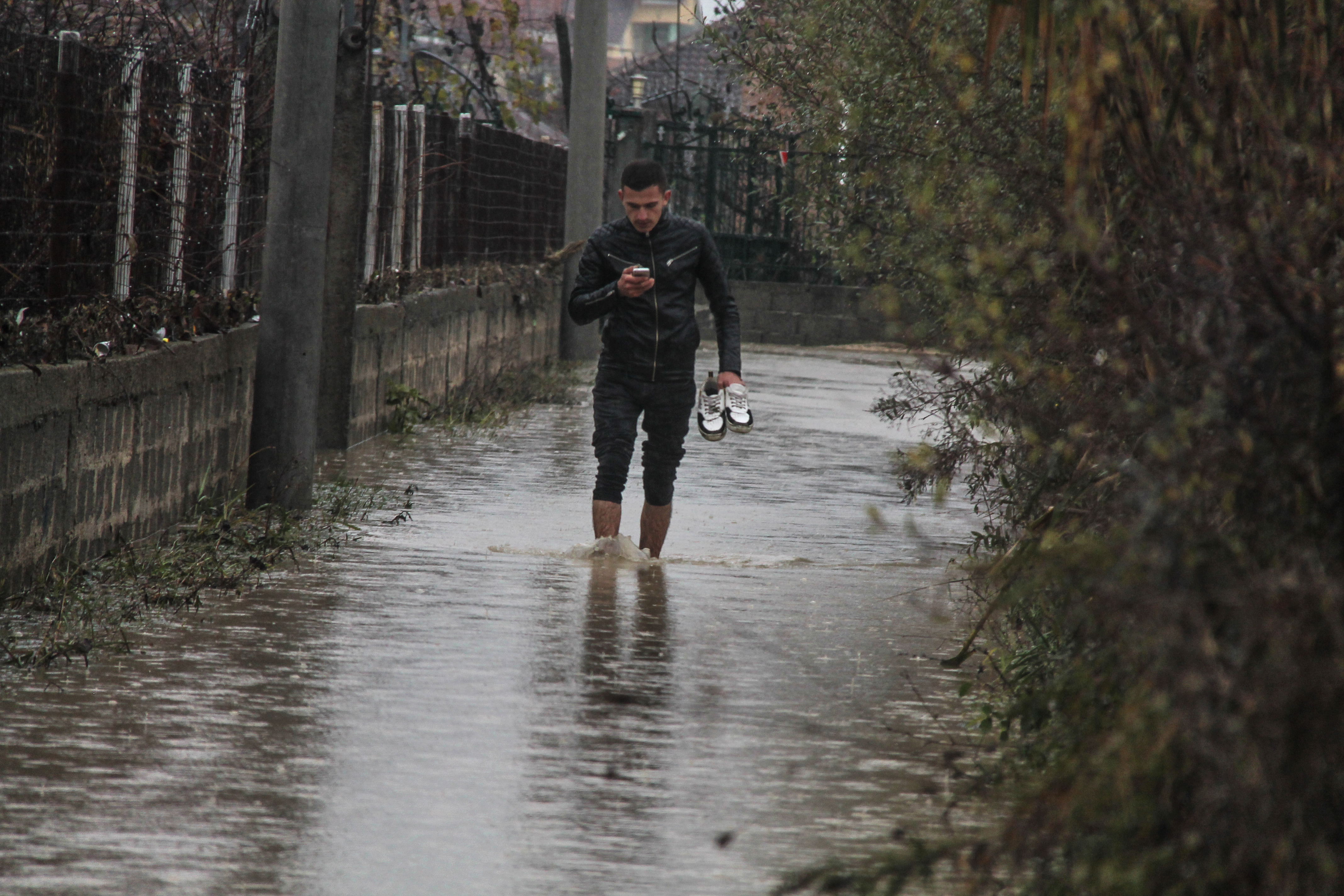 FOTO | Inundații devastatoare în Albania. O persoană a murit și alte două au fost rănite