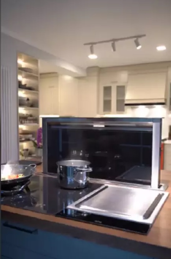 Imagini cu casa în care locuiește Florin Dumitrescu cu familia. Are o bucătărie semiprofesională, asemănătoare cu cele din restaurante