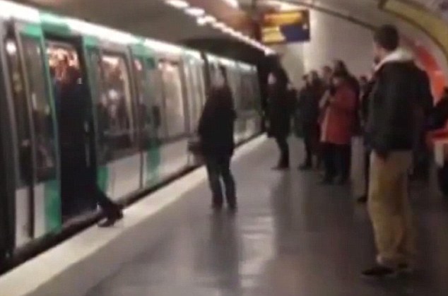 ”Suntem rasiști, suntem rasiști și ne place”. Scene incredibile în Paris / FOTO&VIDEO