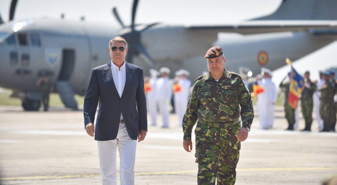 GALERIE FOTO/ Cum se îmbracă bărbaţii din politică. Klaus Iohannis este obsedat de cravata albastră, Eugen Teodorovici îşi pune iniţialele pe cămăşi