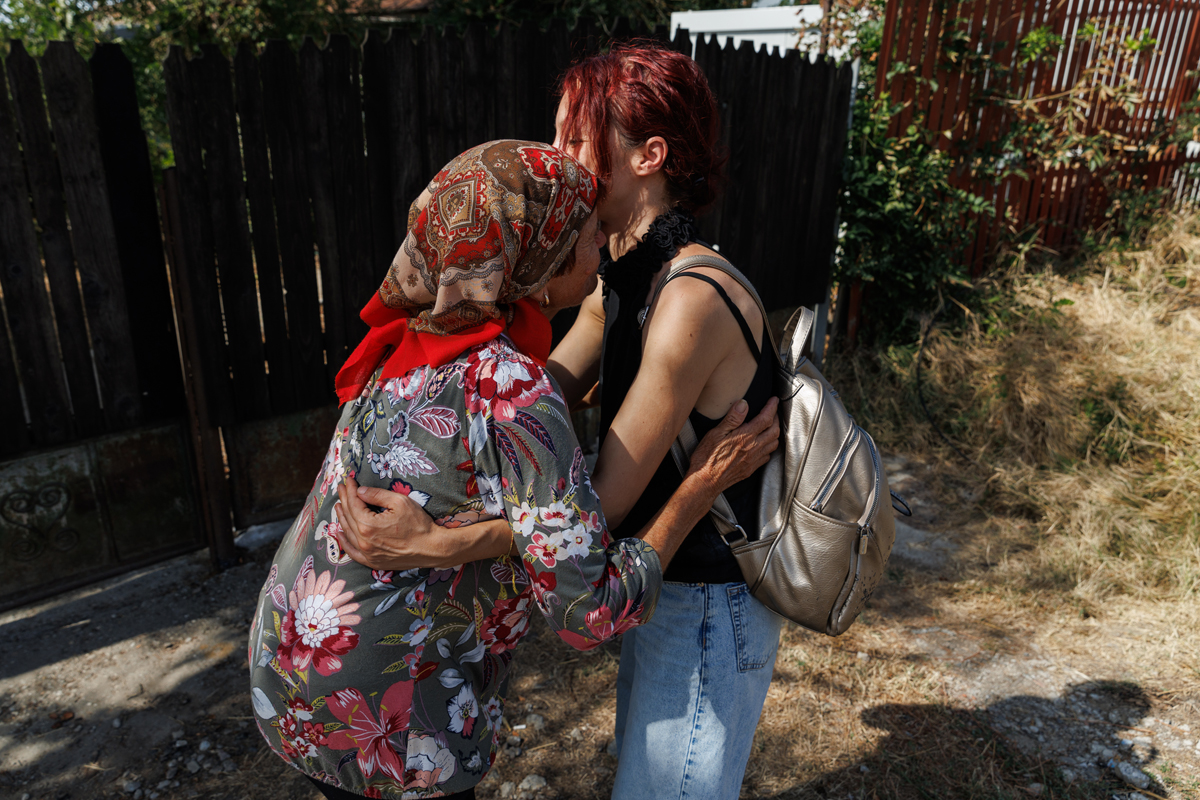 REPORTAJ. Crevedia, o lună după explozii. Și-a plâns caprele care au murit în suferință, iar acum, la 76 de ani, se acomodează cu viața în container: „E ca-n paradis, nu cade tavanul pe mine!”