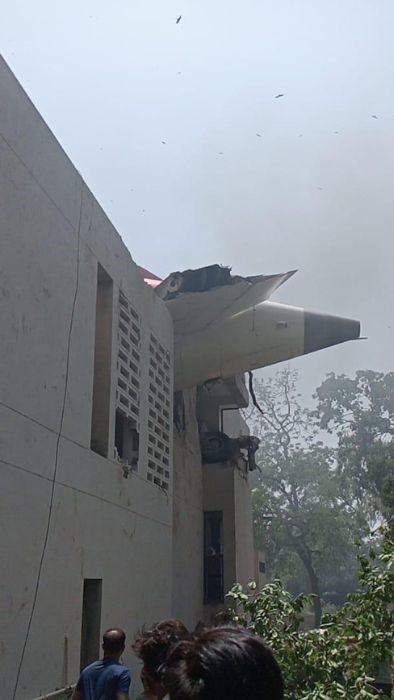 Avion cu 242 de oameni la bord prăbușit după decolare, într-o zonă rezidențială. Un bărbat a supraviețuit miraculos