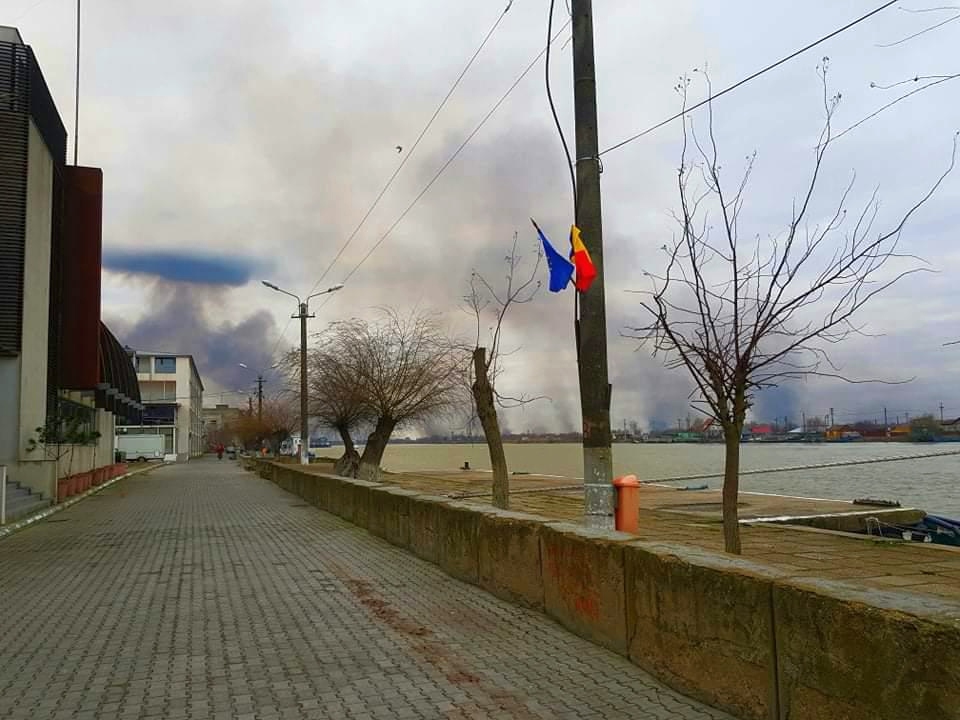 Incendiu de vegetație aproape de Sulina. Pompierii, în alertă