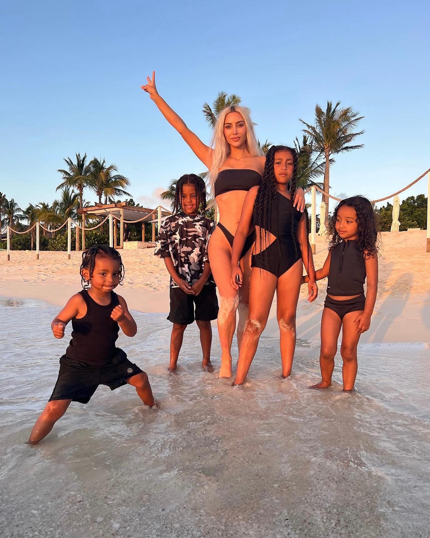 Kim Kardashian, apariție de neratat la plajă. A purtat un costum de baie în valoare de 7.000 de dolari