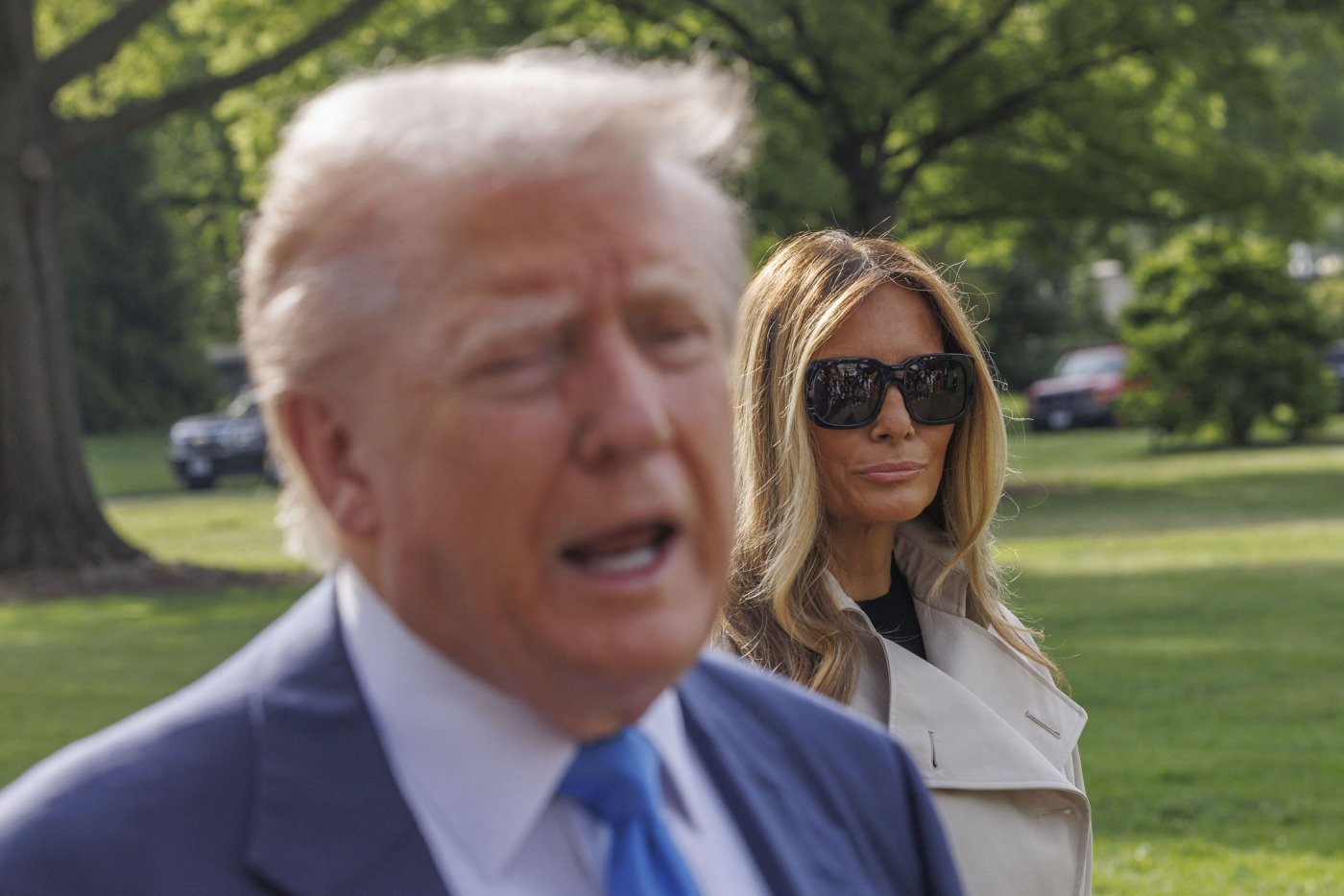 Donald Trump și Melania, surprinși într-un rar moment de tandrețe în drum spre Vatican pentru funeraliile Papei Francisc