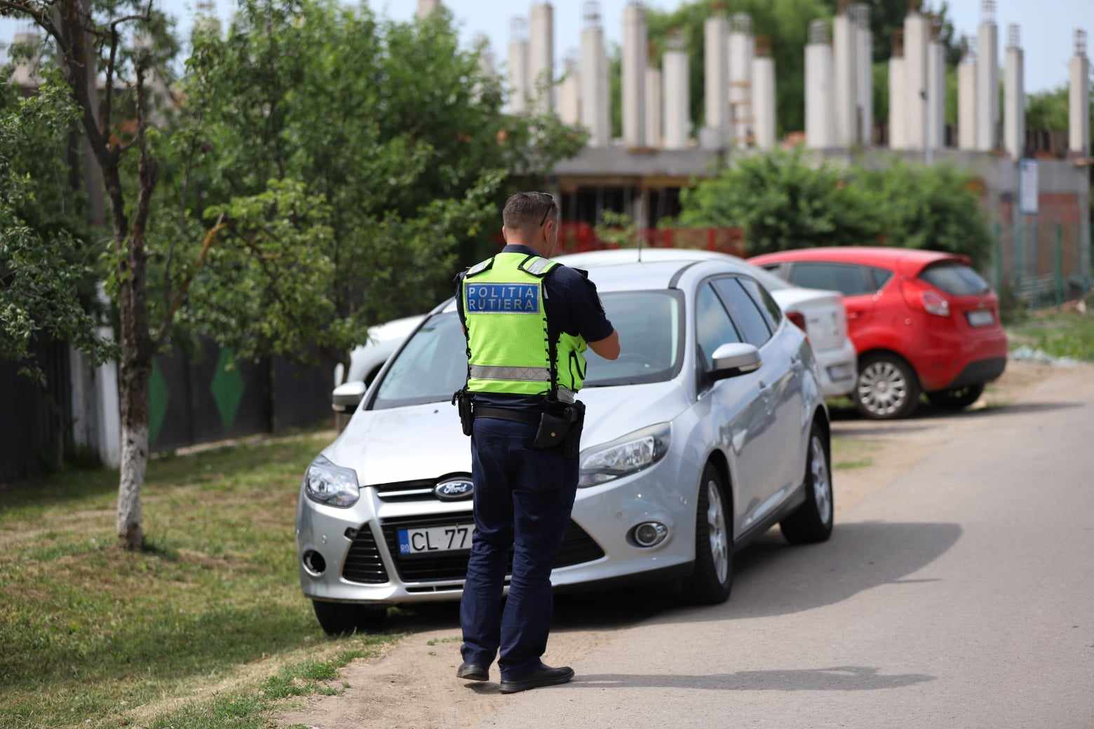 ALEGERI 2024. Secția de votare din Belciugatele, Călărași, păzită de jandarmi și polițiști, după bătaia dintre PSD și PNL de săptămâna trecută. „50 de porții de mici și o friptură la doi oameni”