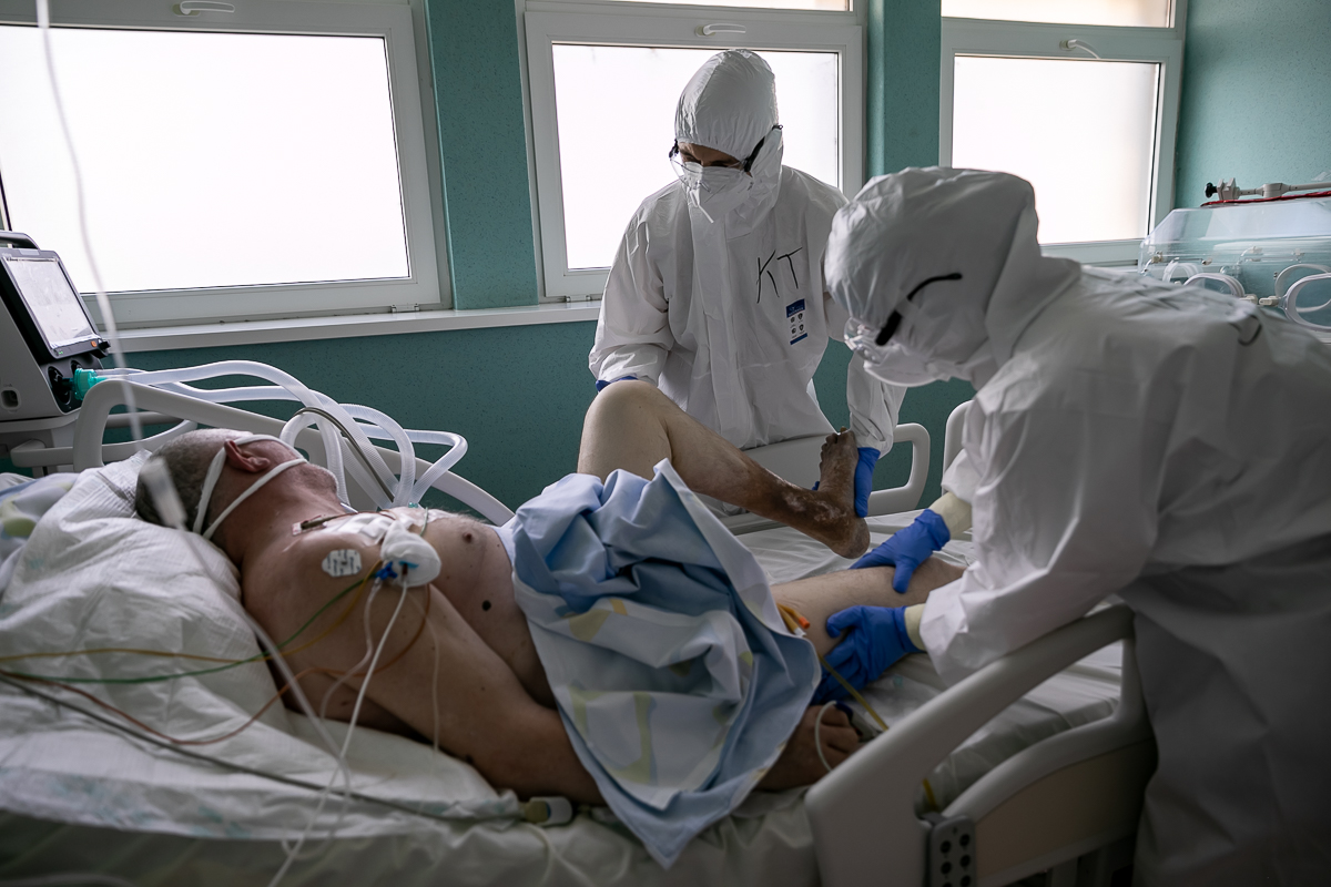 Reportaj în miezul coșmarului COVID. Medicii din ATI Oradea fac un apel disperat la compatrioții lor: „Parcă suntem două lumi”