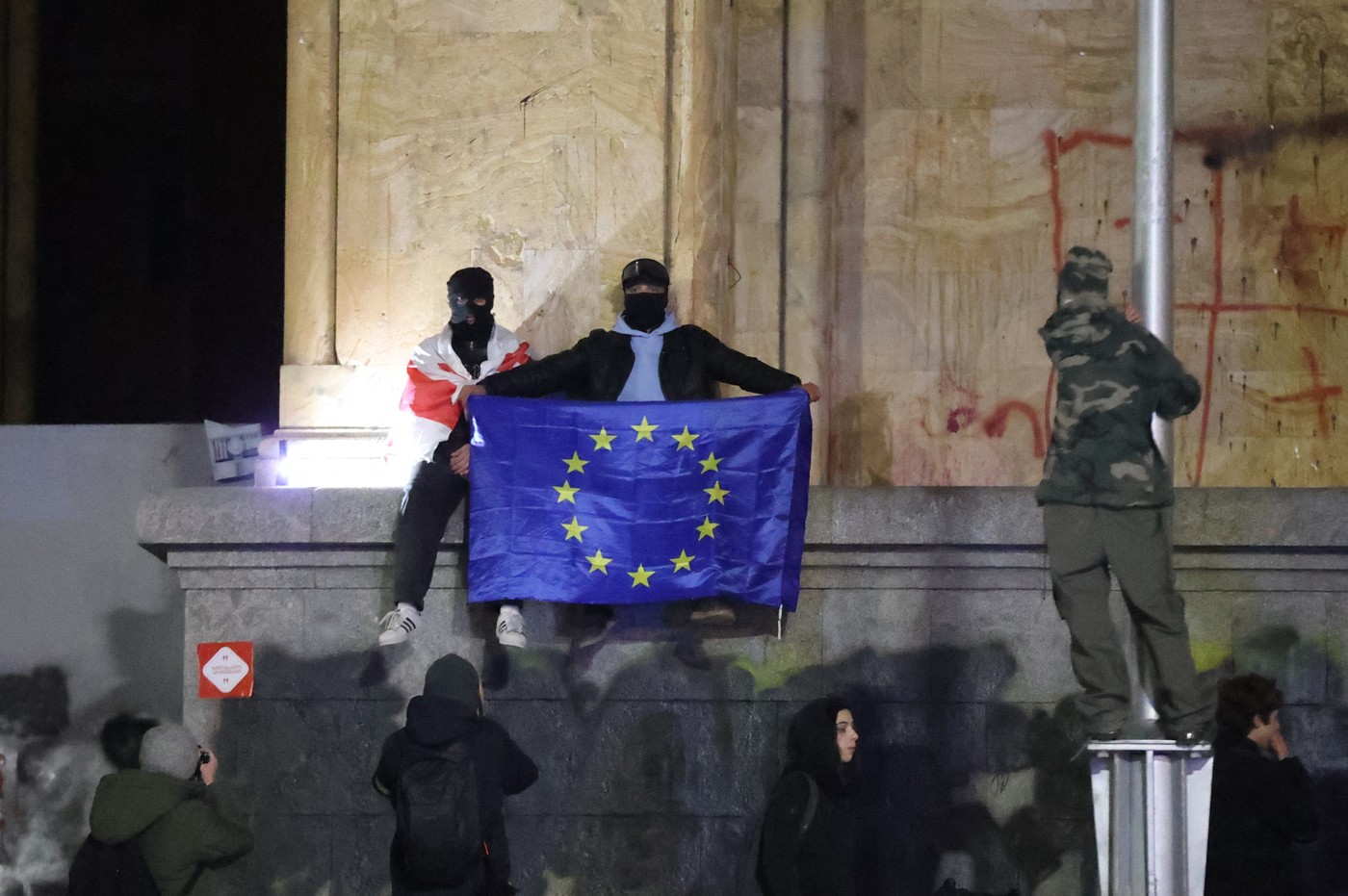 Mii de oameni au protestat în Georgia formând un lanț uman, la o lună după ce guvernul a amânat negocierile pentru aderarea la UE 