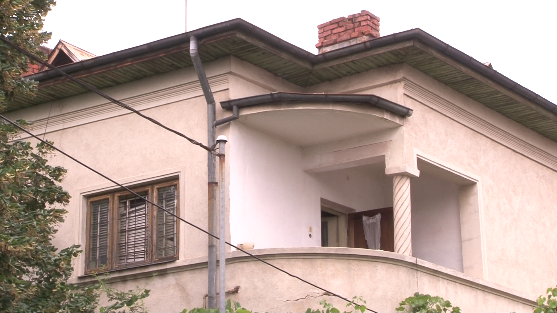 FOTO/ Un hoţ care a vrut să fure dintr-o casă din Ploiești a dat peste cadavrul unei femei moarte de un an. Lângă ea era cadavrul câinelui care o păzise