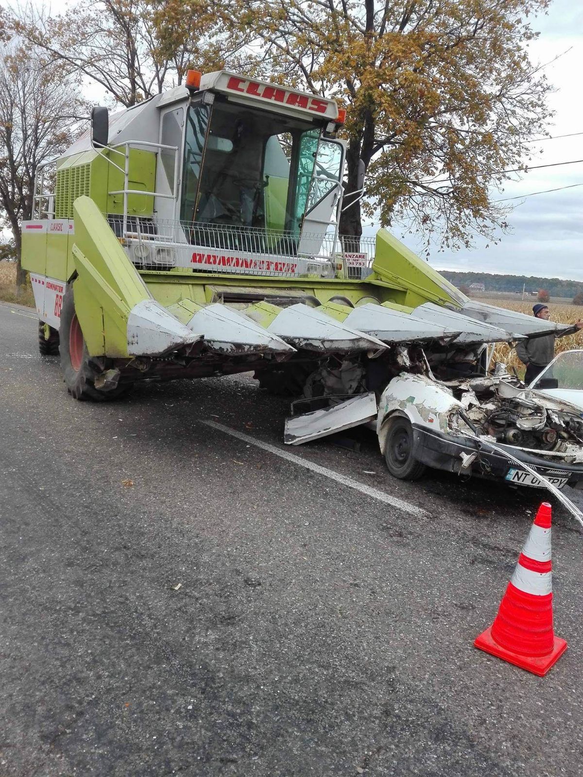 FOTO| Accident violent în Timișești, județul Neamț. A murit, după ce a intrat cu mașina sub o combină
