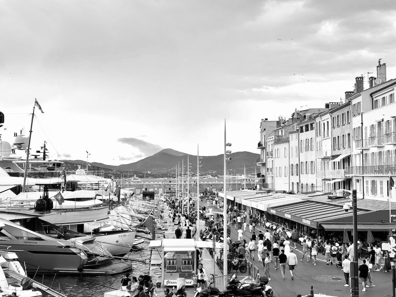 Cât costă să mănânci la restaurantul din Saint-Tropez preferat de Brigitte Bardot, De Funes, Armani sau Pablo Picasso. Între „jecmăneală” și „cea mai frumoasă terasă din lume”