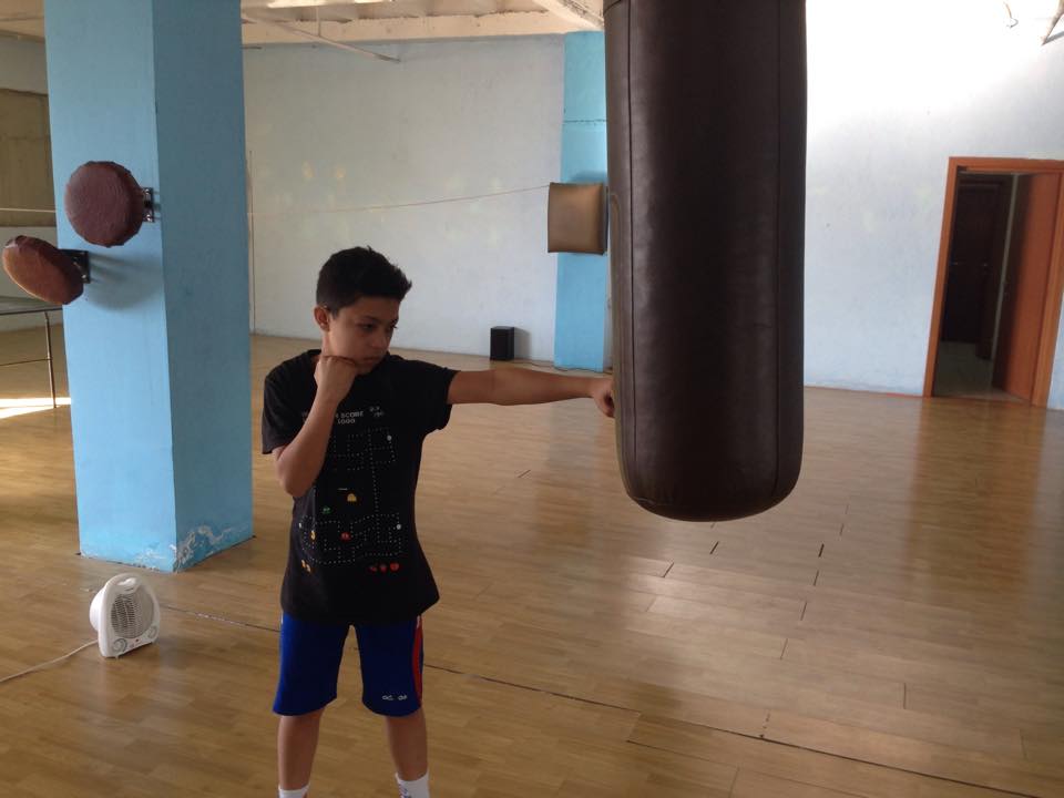 Un puşti de 12 ani visează să ajungă campion mondial. Ar intra în ring cu Doroftei şi cu Roy Jones Jr!
