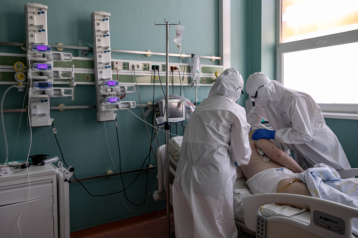 Reportaj în miezul coșmarului COVID. Medicii din ATI Oradea fac un apel disperat la compatrioții lor: „Parcă suntem două lumi”
