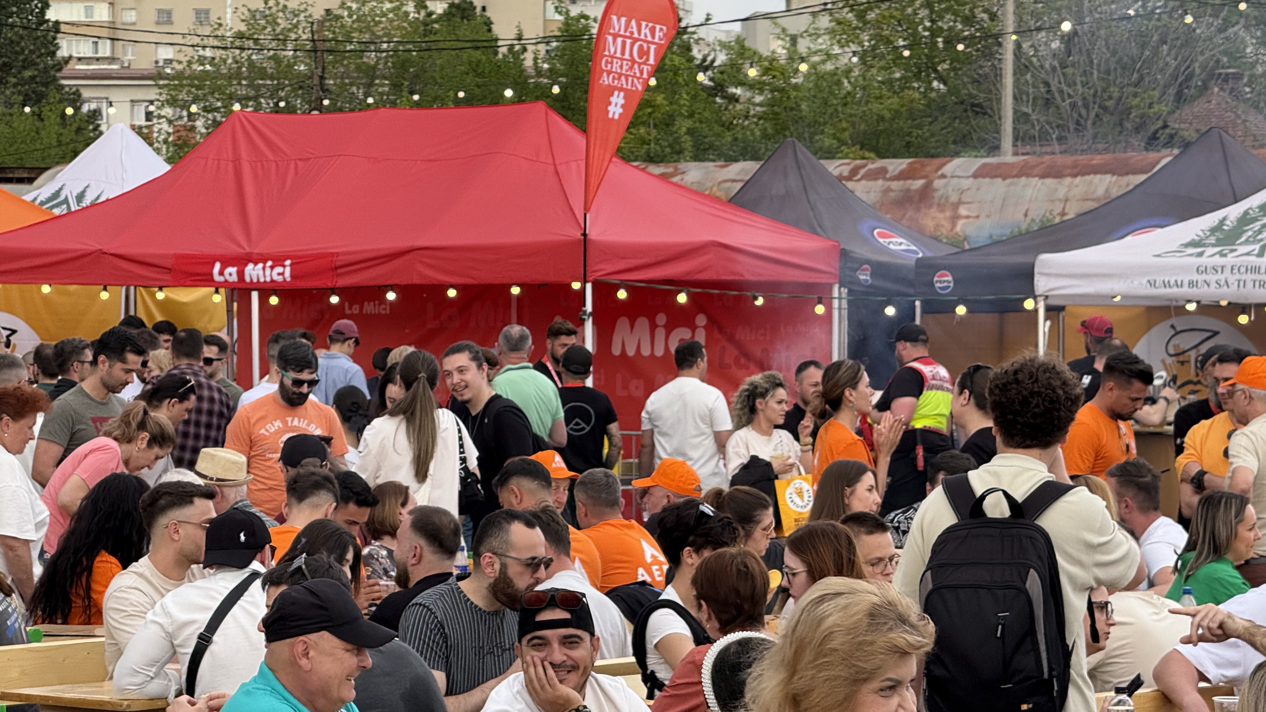 Secretul unui mic perfect: „Micii sunt artă, frate. Dacă-i grăbești, i-ai stricat”. Reportaj de la Campionatul Național de mici