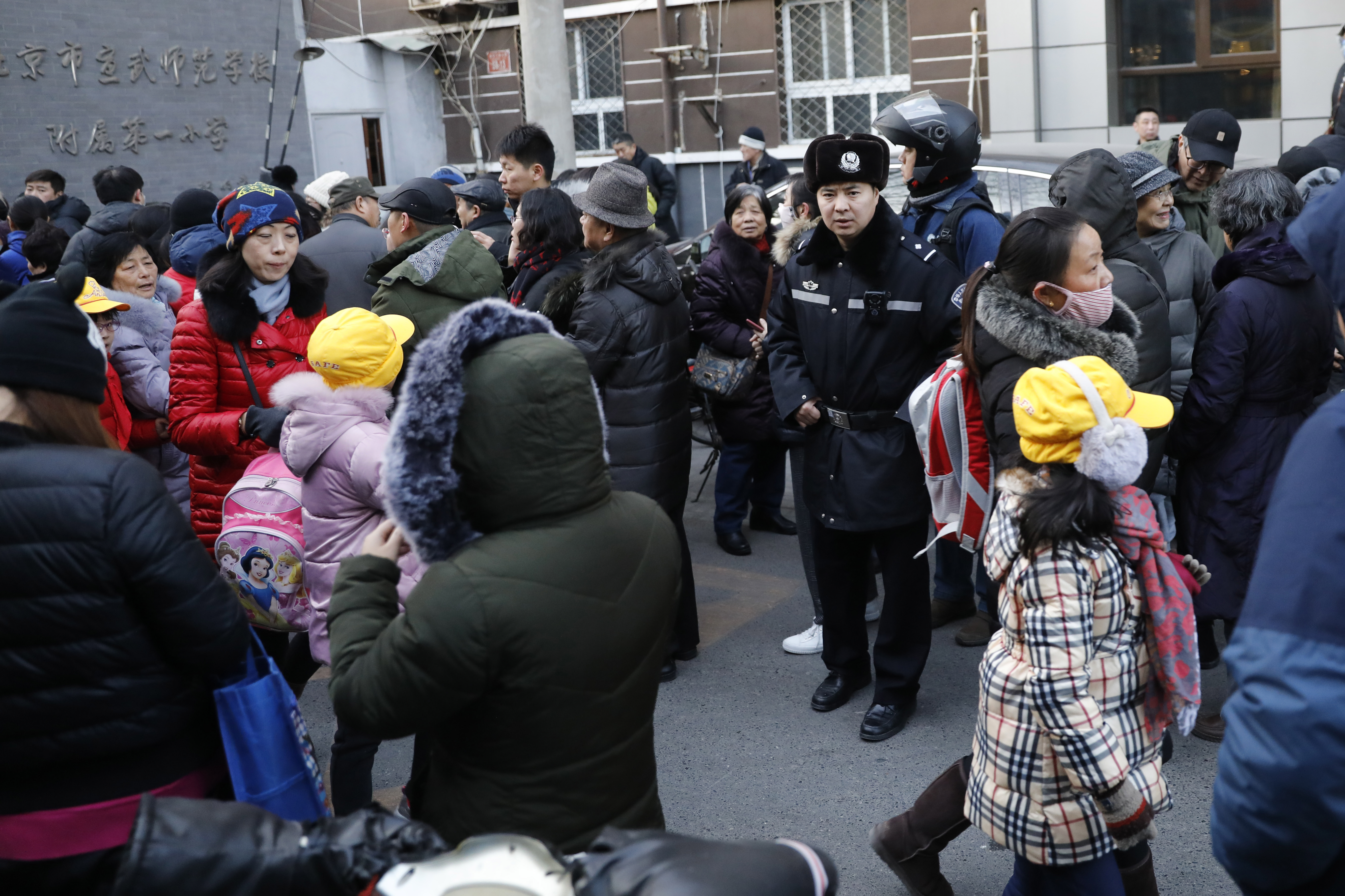 FOTO & VIDEO / Atac cu ciocanul la o şcoală din China. Peste 20 de copii au fost răniţi